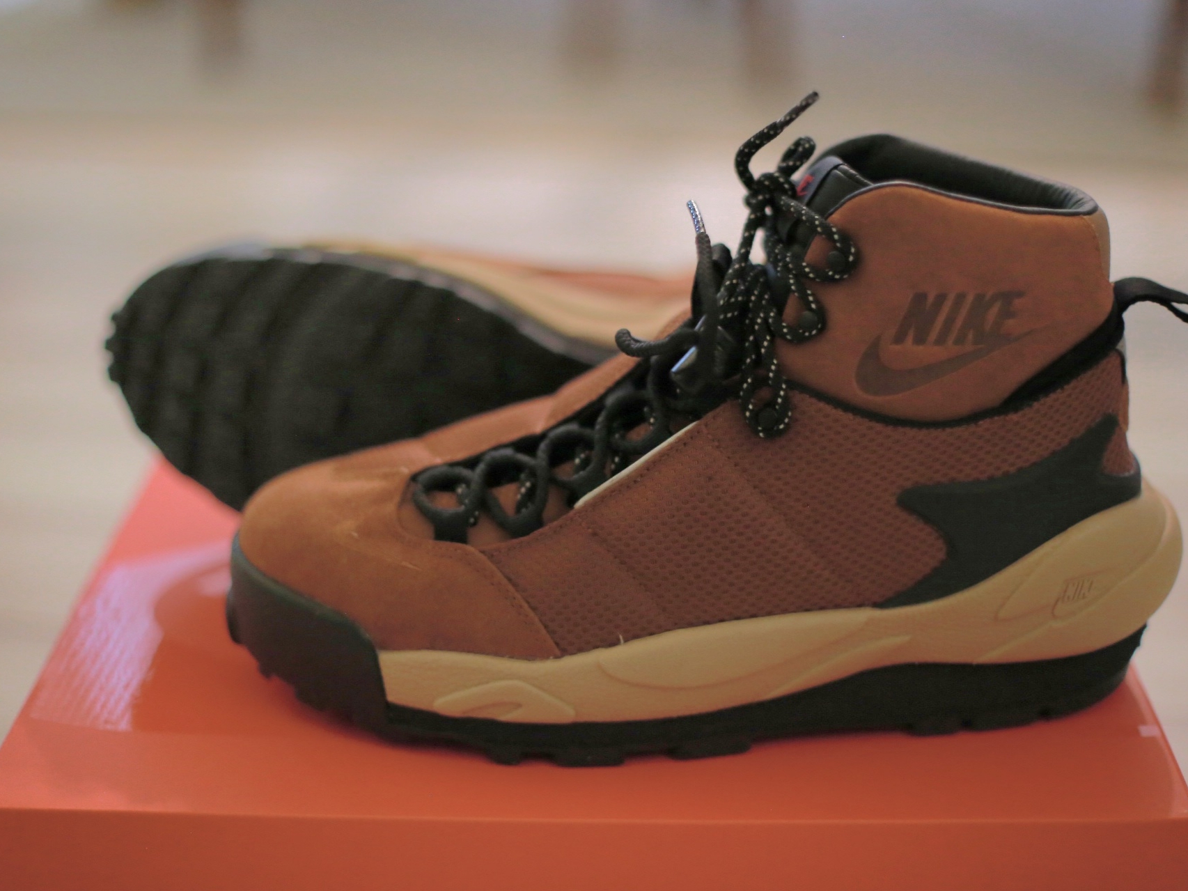 Nike x Sacai Magmascape SP Pecan 착용 스타일 - 4