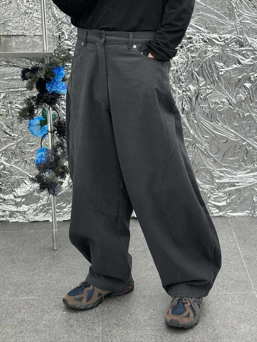Waviness Oblique Curved Chino Pants Graphite, New Balance ML610T Dark Mushroom - D Standard 착용 스타일