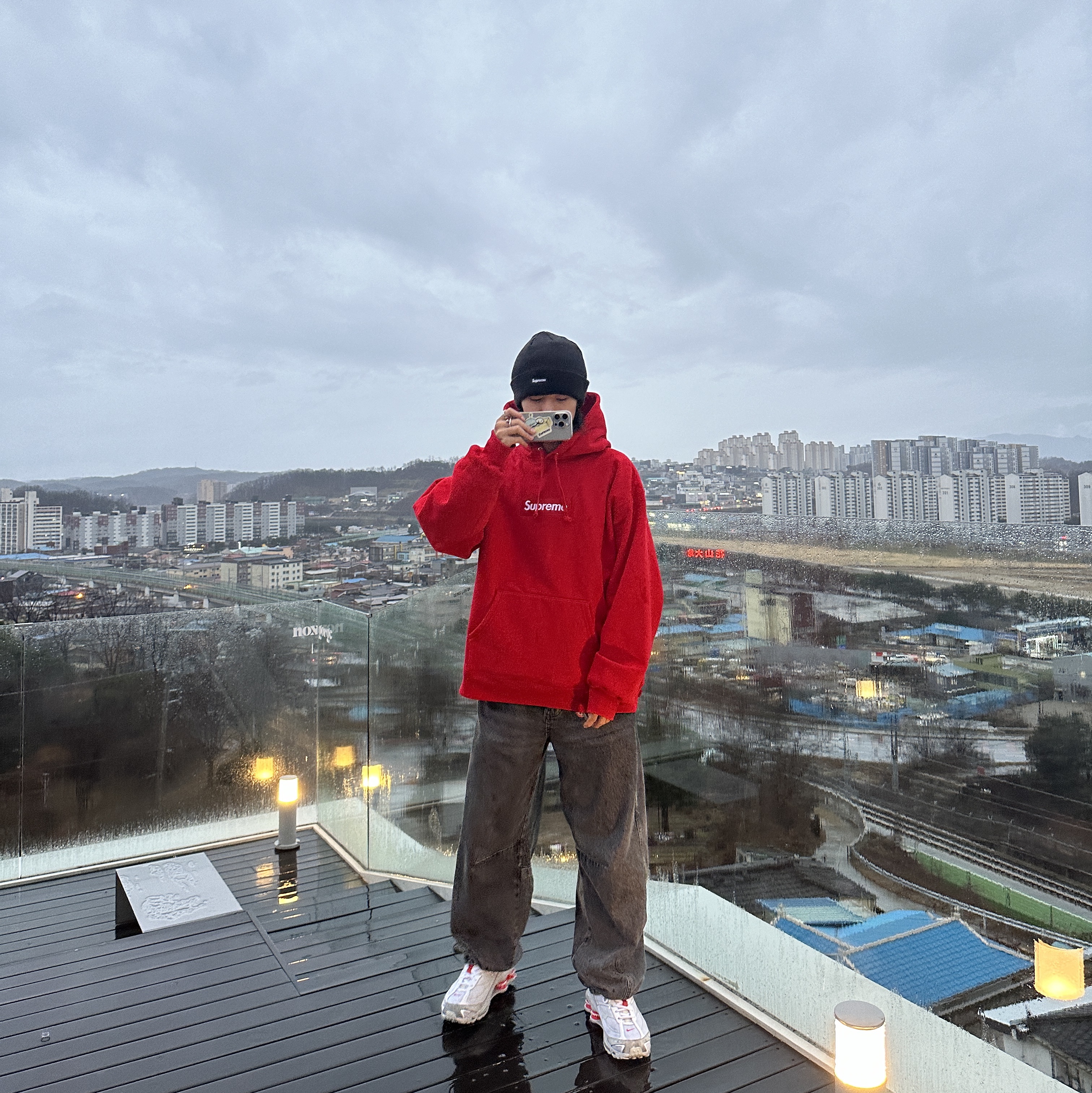 Supreme Box Logo Hooded Sweatshirt Red - 23FW, Supreme New Era S Logo Beanie Black - 23FW 착용 스타일 - 1