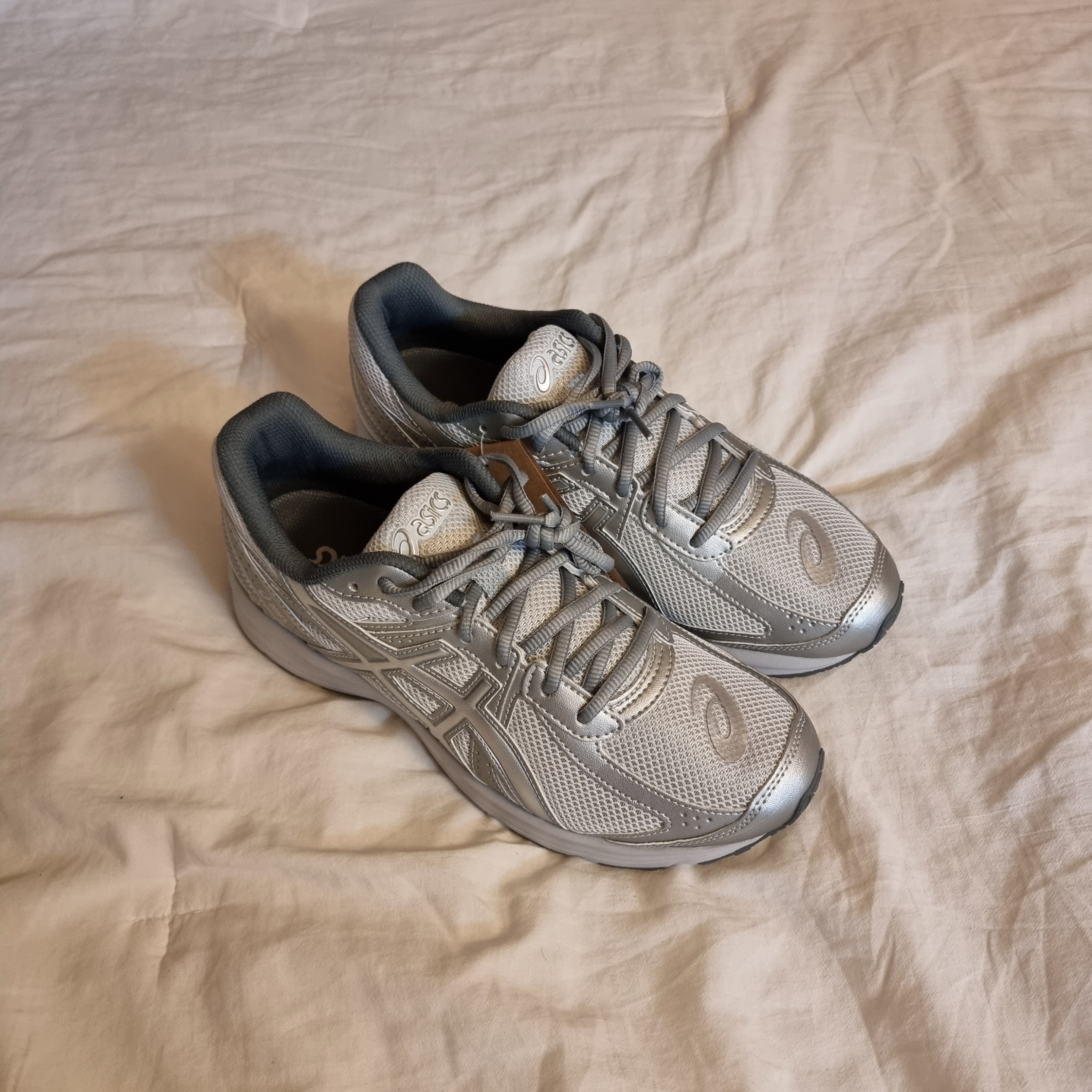 Asics Jog 100 S SMU Glacier Grey Pure Silver - 2E Wide 착용 스타일