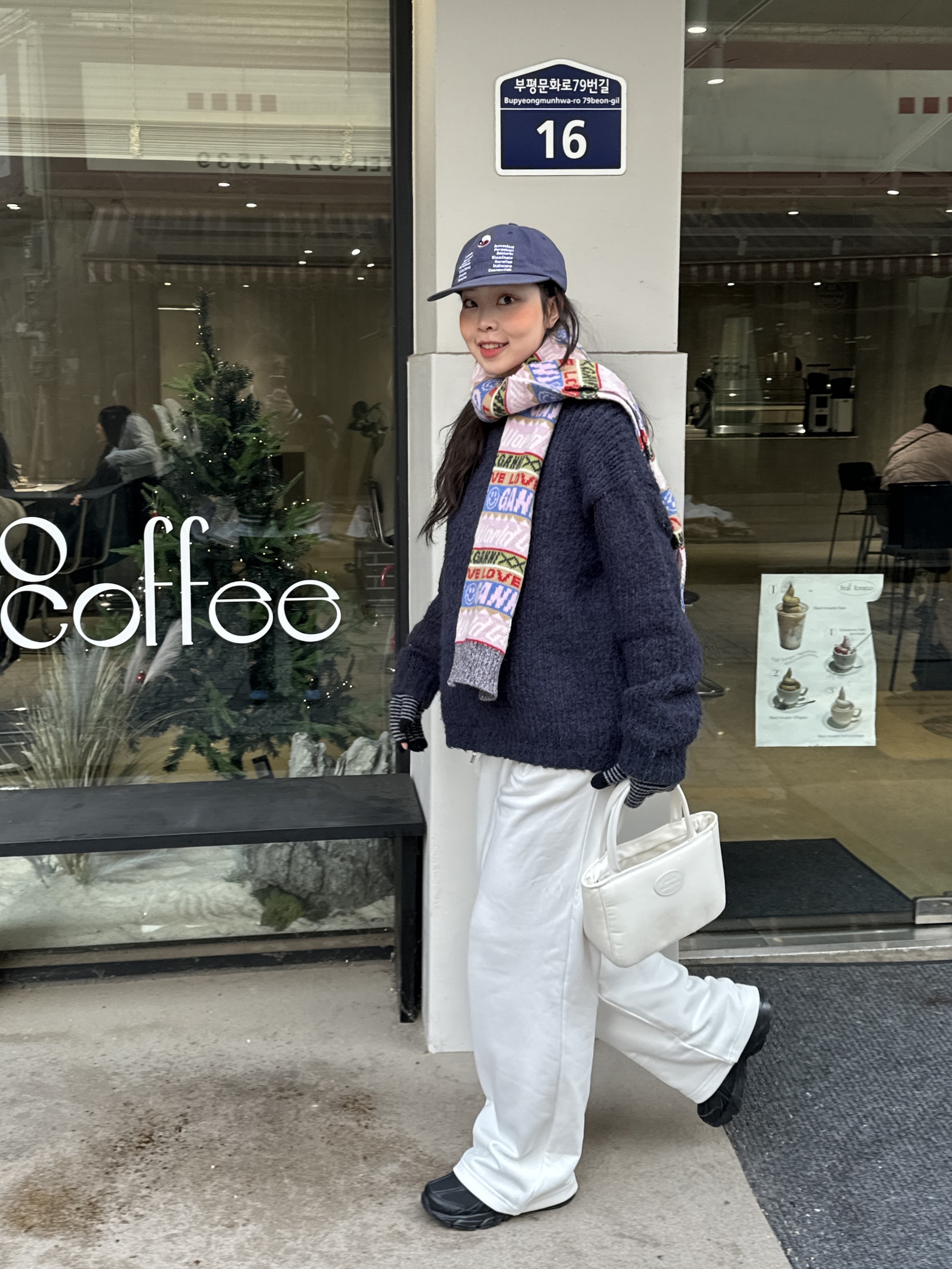 Ganni Graphic Wool Muffler Multicolour, New Balance 530 Black 착용 스타일 - 2