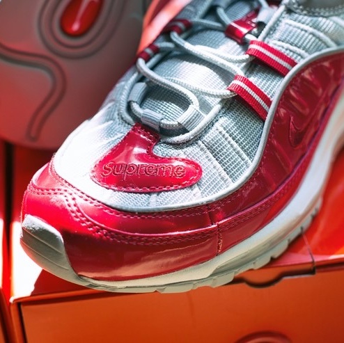 Nike x Supreme Air Max 98 Varsity Red 착용 스타일