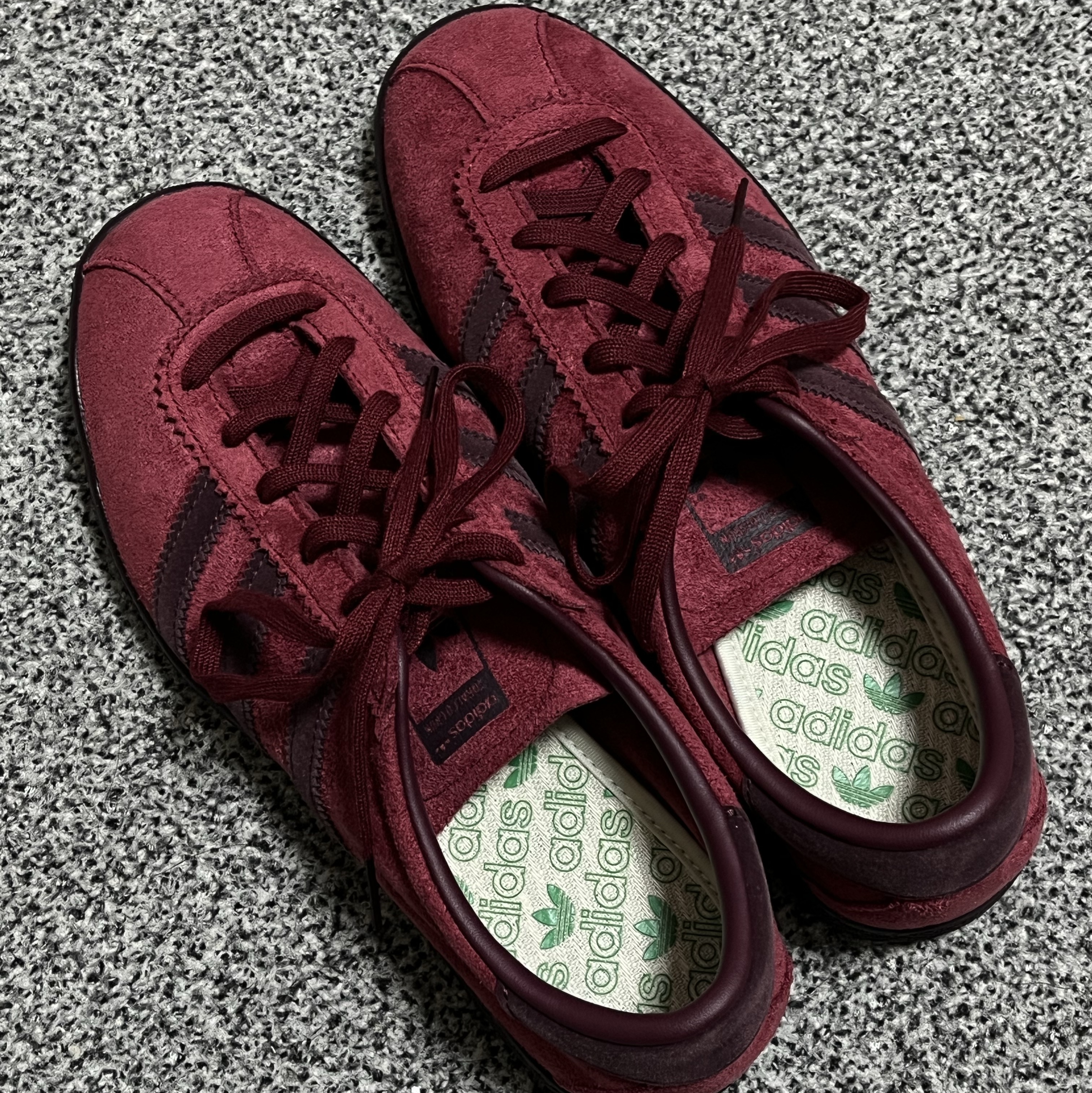 Adidas Tobacco Gruen Collegiate Burgundy 착용 스타일 - 2