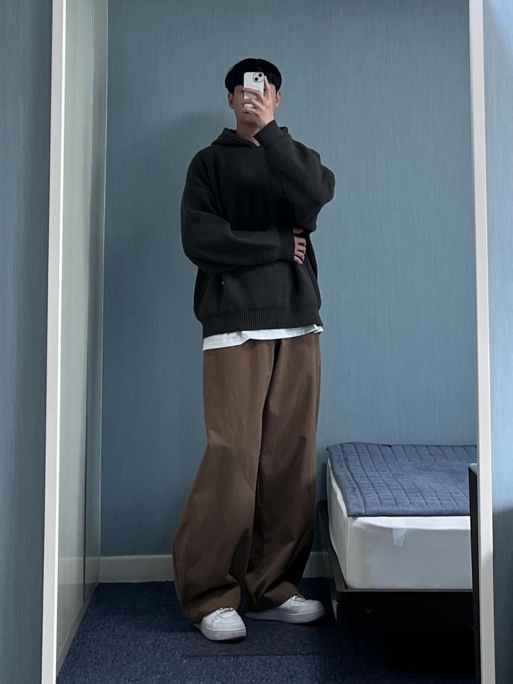 Waviness Oblique Curved Chino Pants Sand Camel 착용 스타일