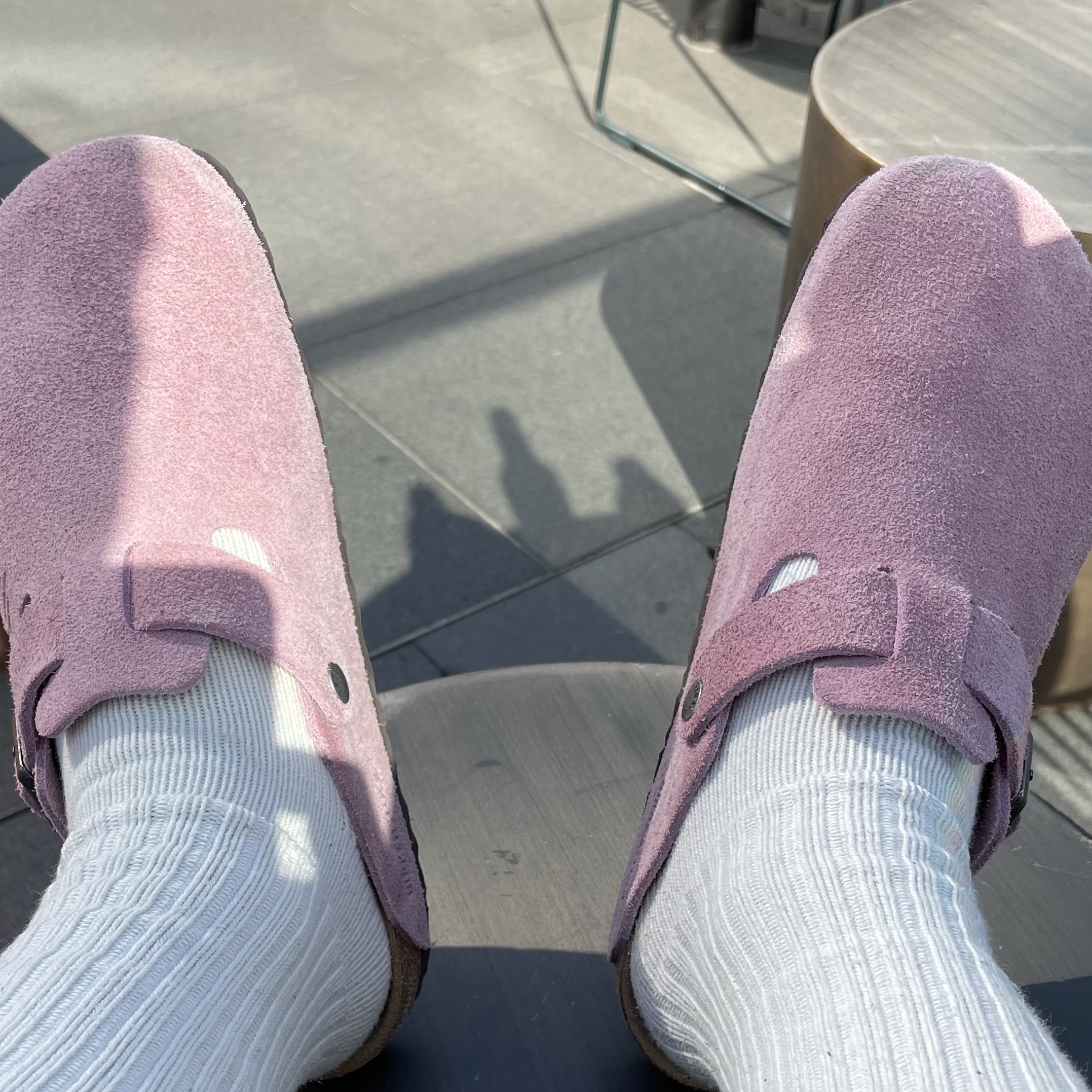 Birkenstock x Stussy Boston Clog Pink 착용 스타일 - 2