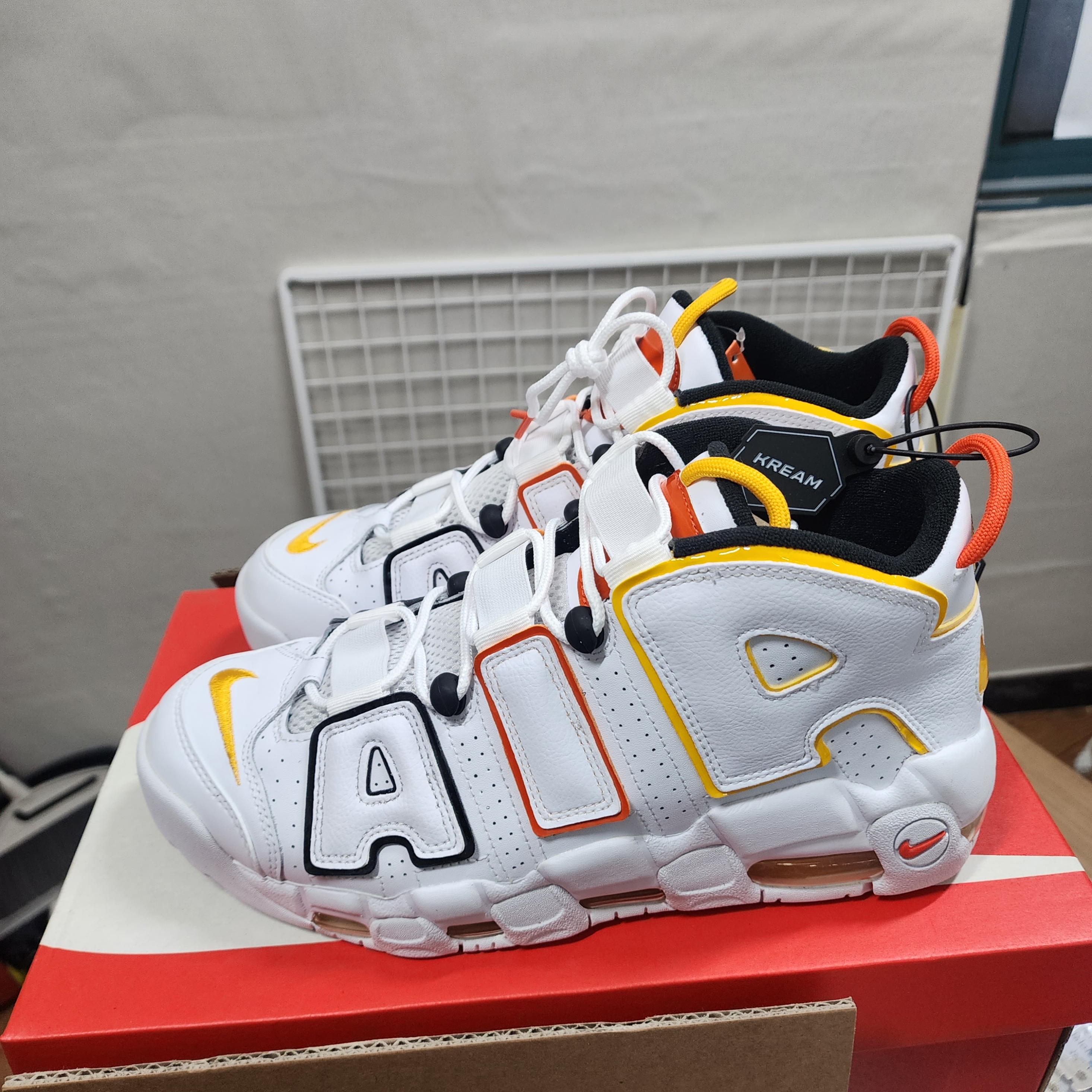 Nike Air More Uptempo Rayguns 착용 스타일