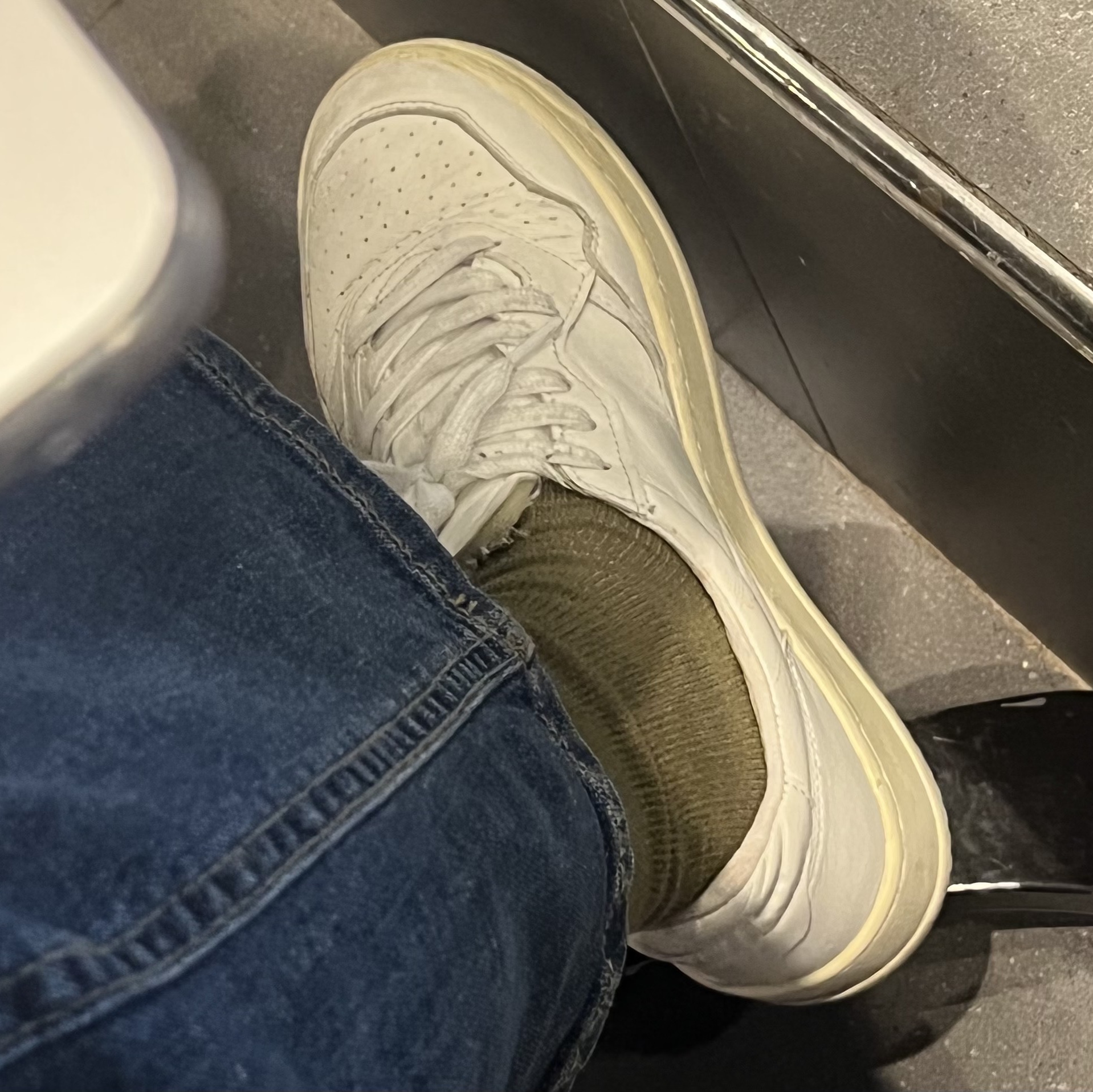 (W) Autry Medalist Low Leather Sneakers White 착용 스타일 - 2