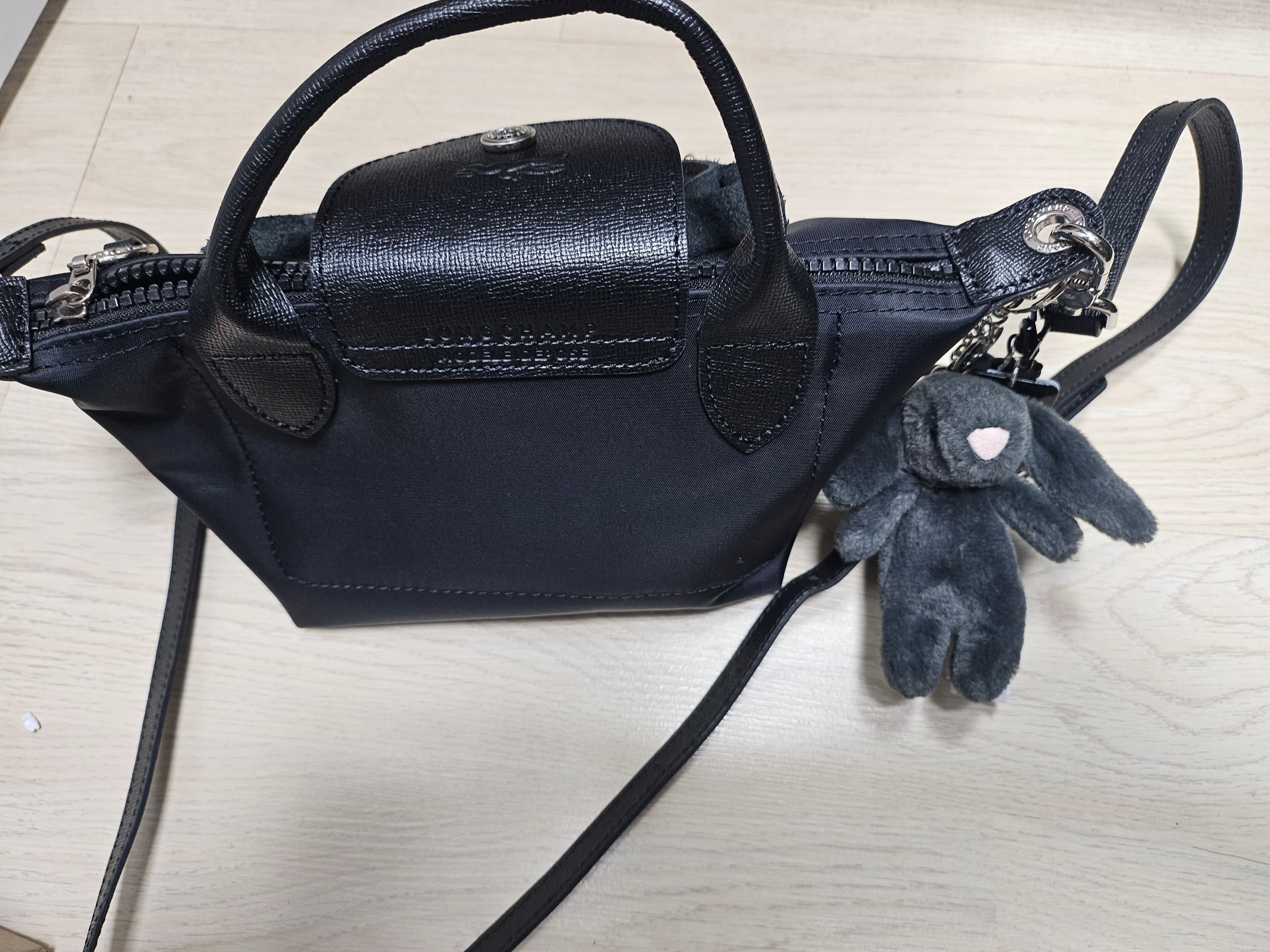 Jellycat Bashful Bunny Bag Charm Ink 착용 스타일