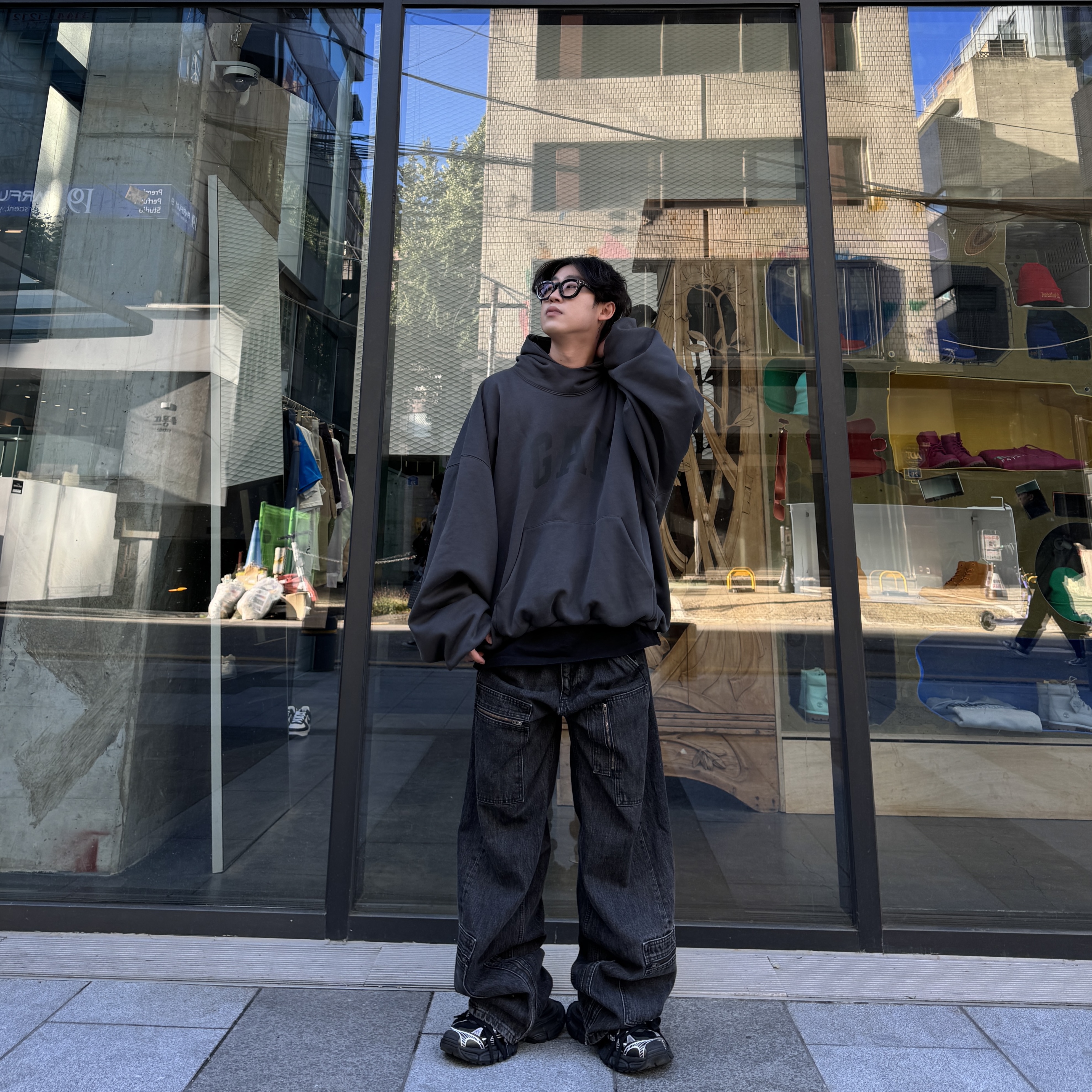 Balenciaga 3XL Sneakers Black White, Yeezy Gap Engineered By Balenciaga Dove Hoodie Black 착용 스타일 - 1