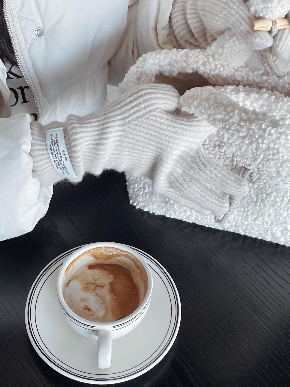 Saenginstudios Luv Mood Wool Gloves Beige, Saenginstudios Luv Mood Wool Gloves Gray 착용 스타일 - 2