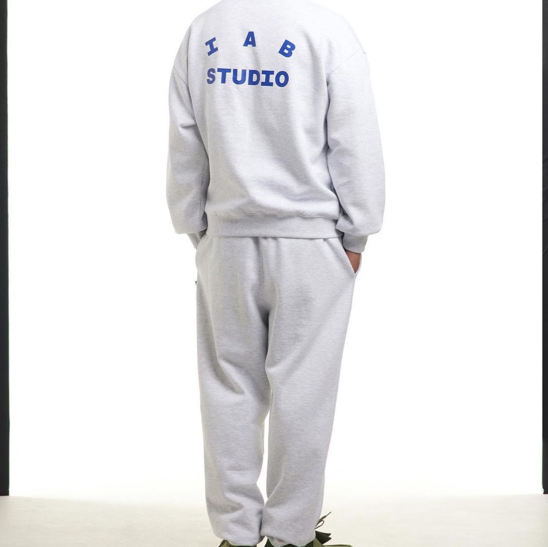 IAB Studio Sweatshirt Light Gray - 23FW, IAB Studio Sweatpants Light Gray 착용 스타일