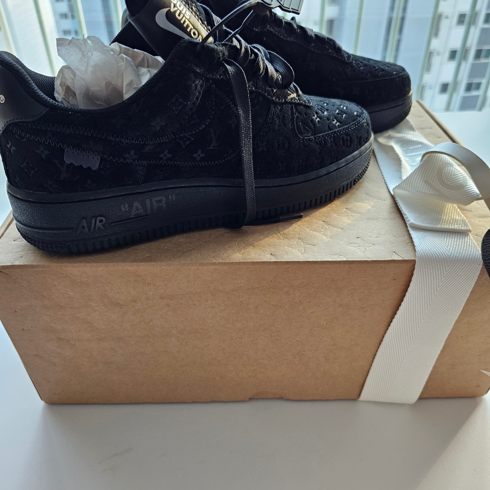 Louis Vuitton x Nike Air Force 1 Low by Virgil Abloh Black 착용 스타일 - 1