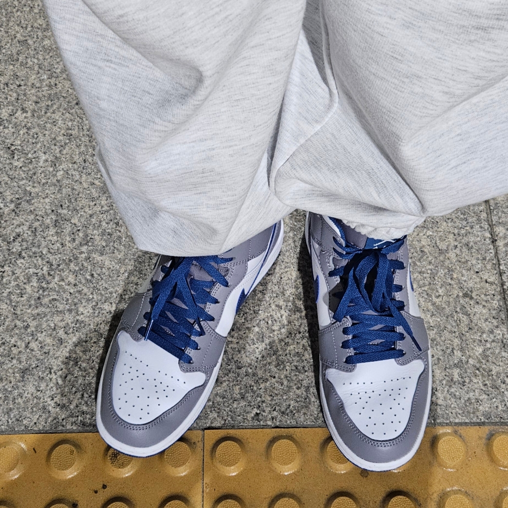 Jordan 1 Mid Cement Grey True Blue 착용 스타일 - 1