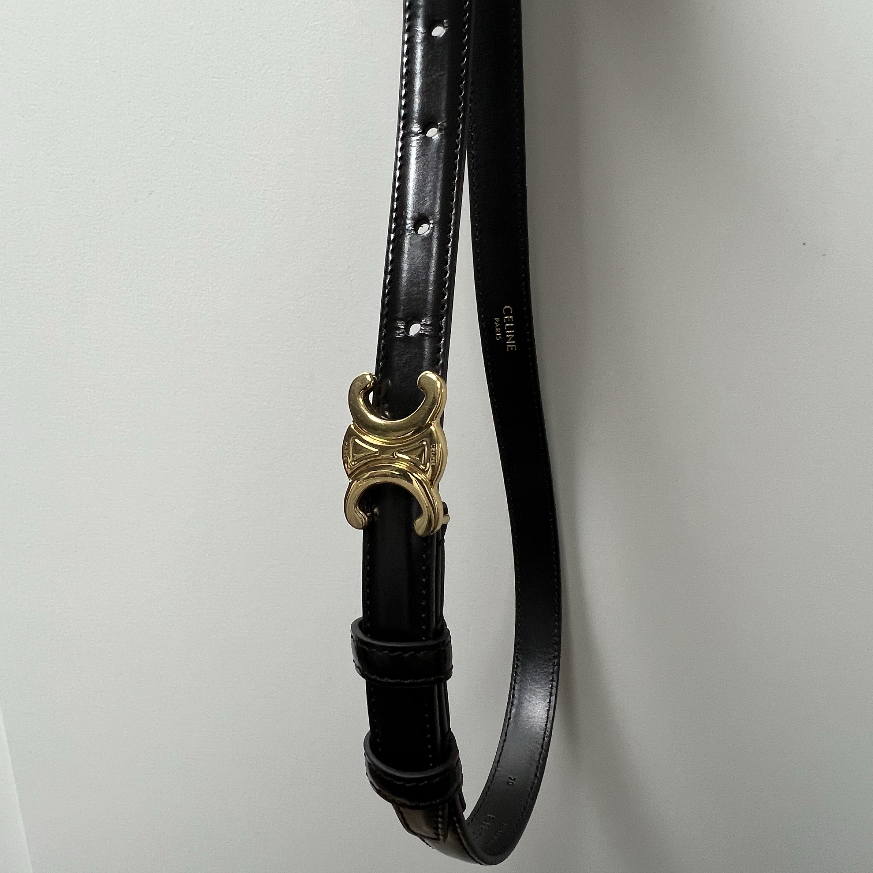 (W) Celine Small Triomphe Belt in Smooth Calfskin Black 착용 스타일