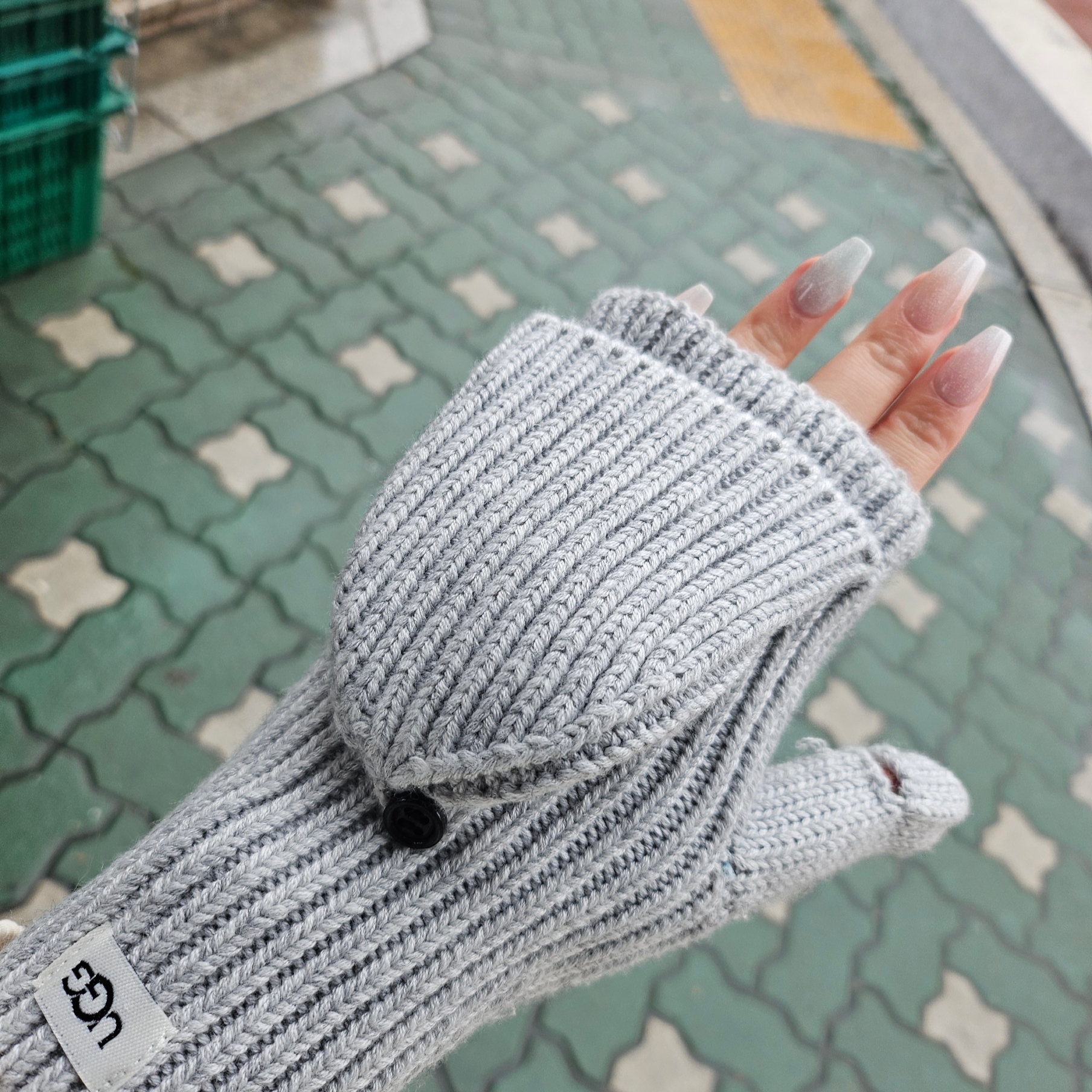 (W) UGG Cozy Knit Flip Mitten Grey Heather 착용 스타일