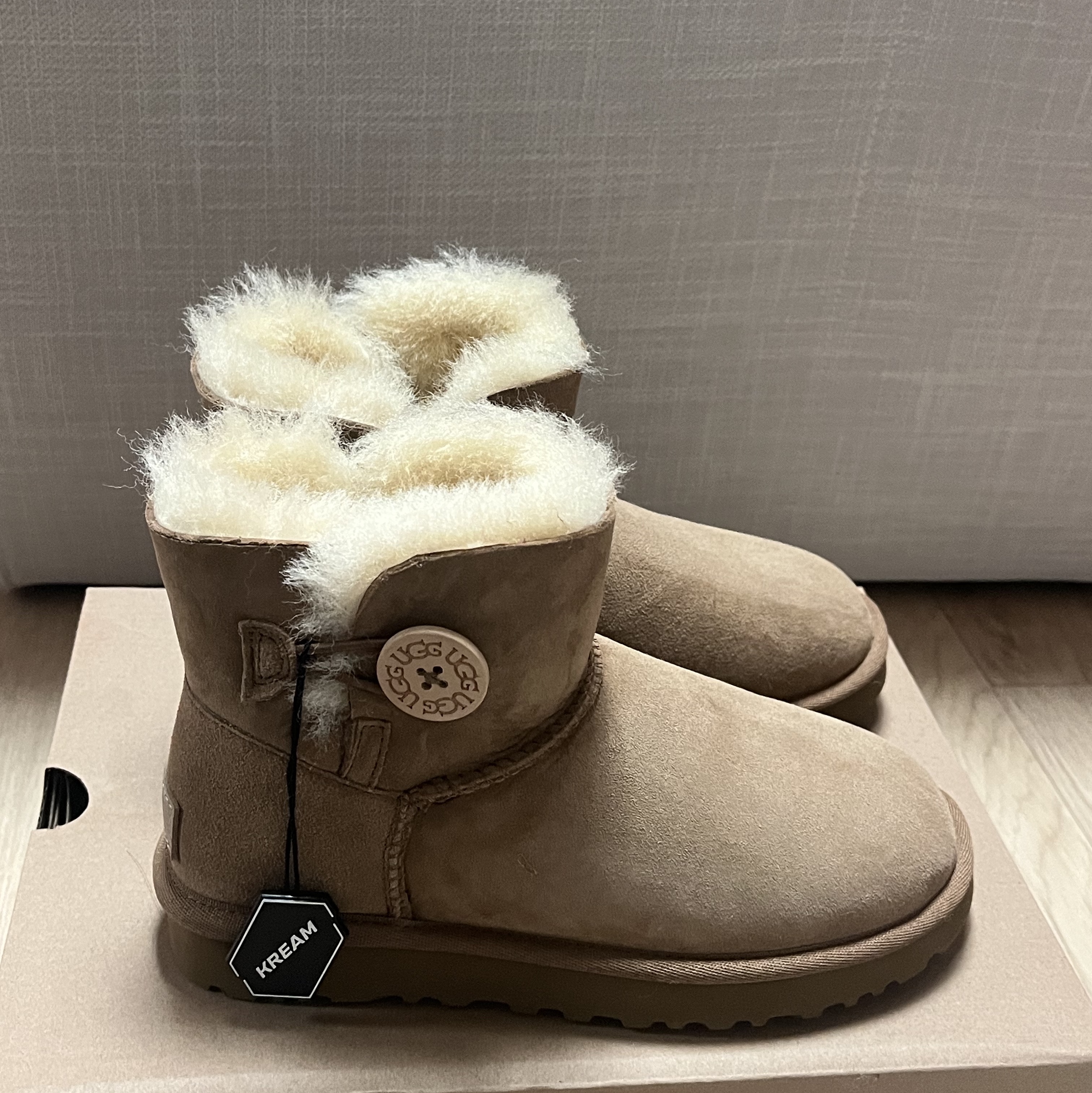 (W) UGG Mini Bailey Button II Boots Chestnut 착용 스타일 - 1
