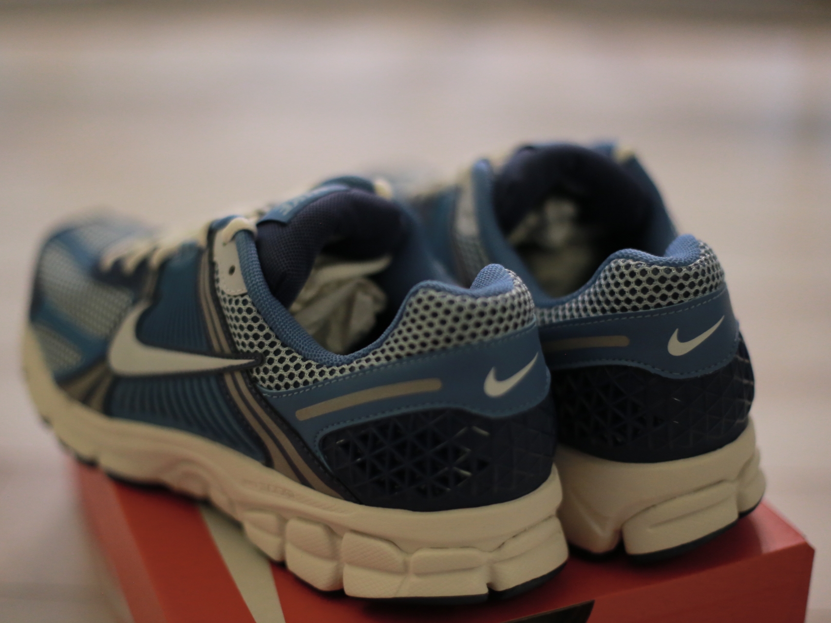 Nike Zoom Vomero 5 Mystic Navy and Worn Blue 착용 스타일 - 3