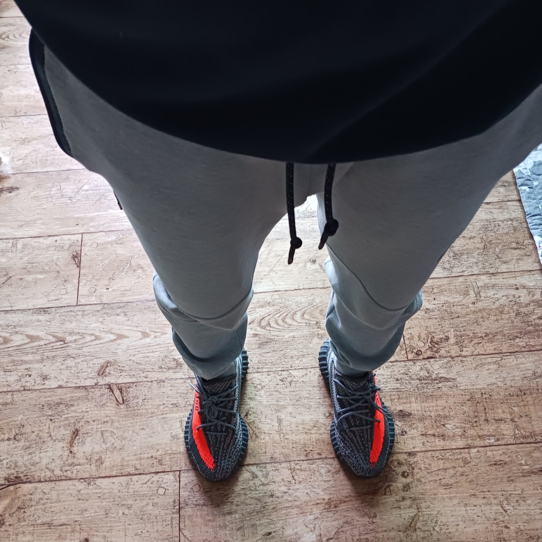 Adidas Yeezy Boost 350 V2 Carbon Beluga, Nike x Drake Nocta Cardinal Stock Essential Hoodie Grey - Asia 착용 스타일 - 1