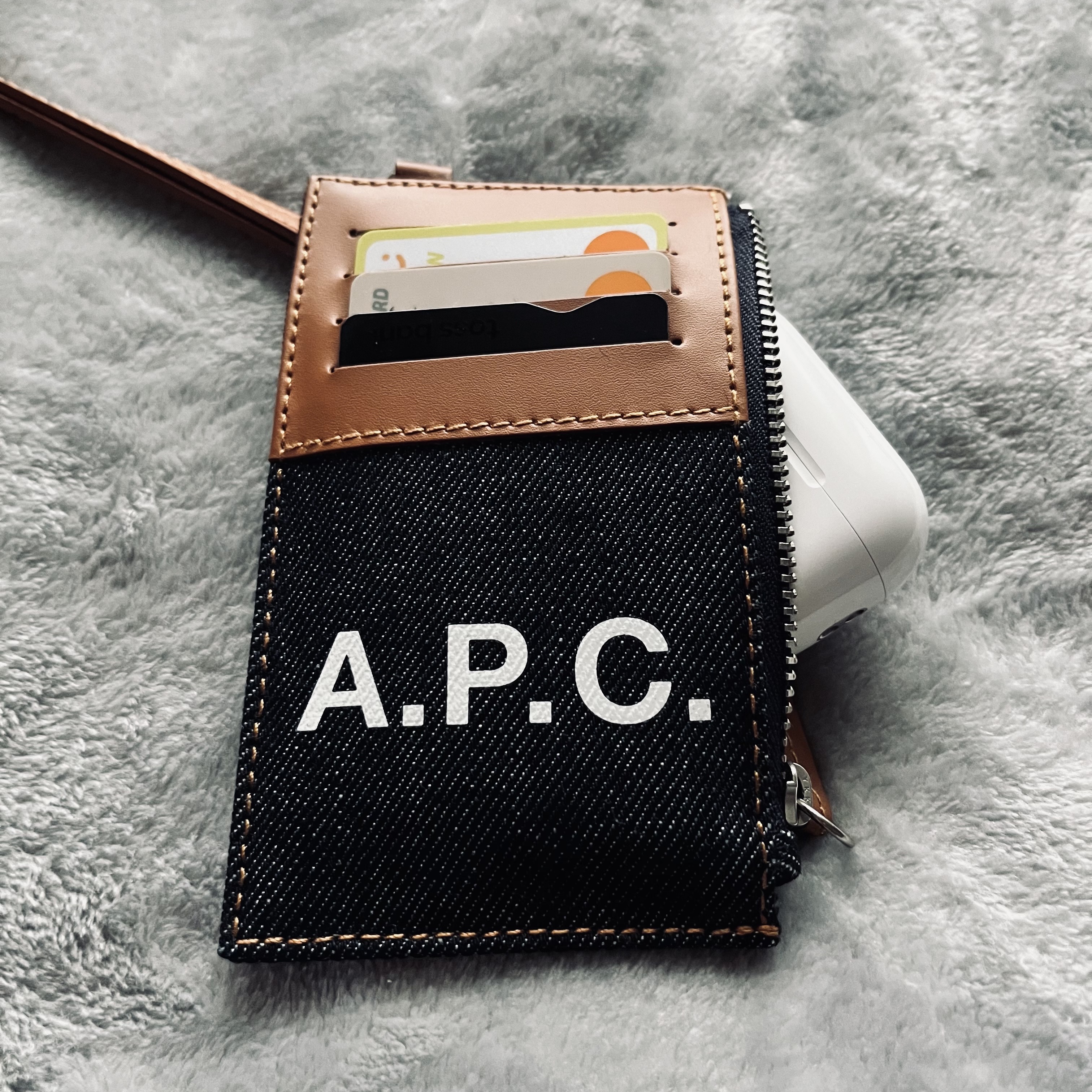 A.P.C. Axel Cardholder Caramel 착용 스타일 - 4