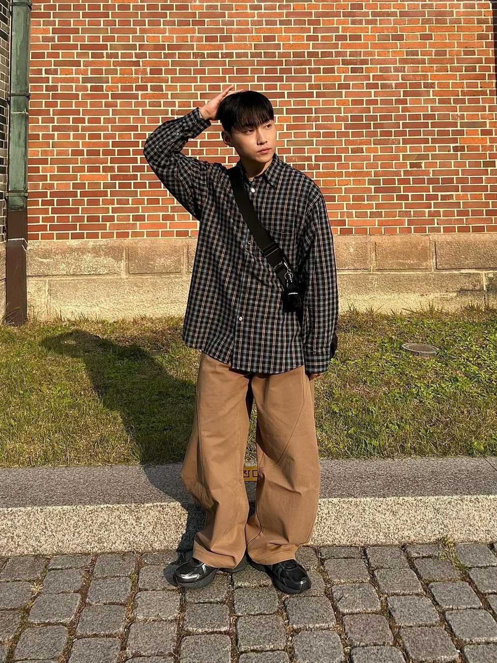Waviness Oblique Curved Chino Pants Sand Camel 착용 스타일
