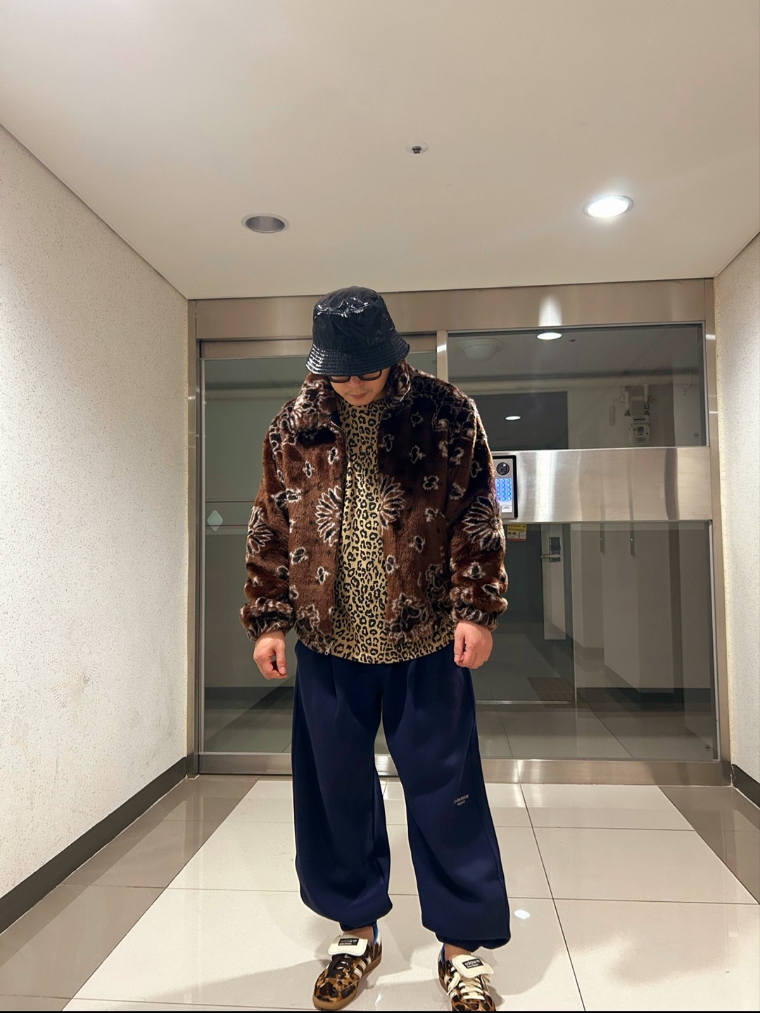 Supreme Bandana Faux Fur Bomber Jacket Brown - 21SS, Supreme Small Box L/S T-Shirt Leopard - 23FW 착용 스타일 - 3
