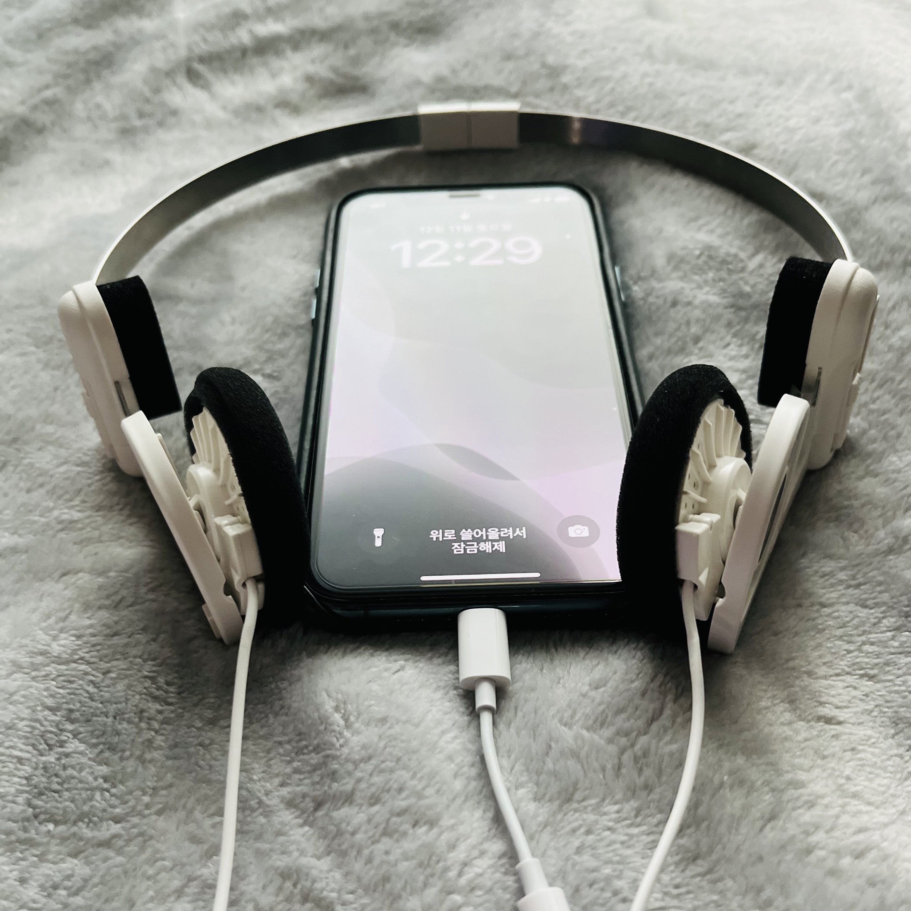 Supreme x Koss Portapro Headphones White - 23FW 착용 스타일 - 3