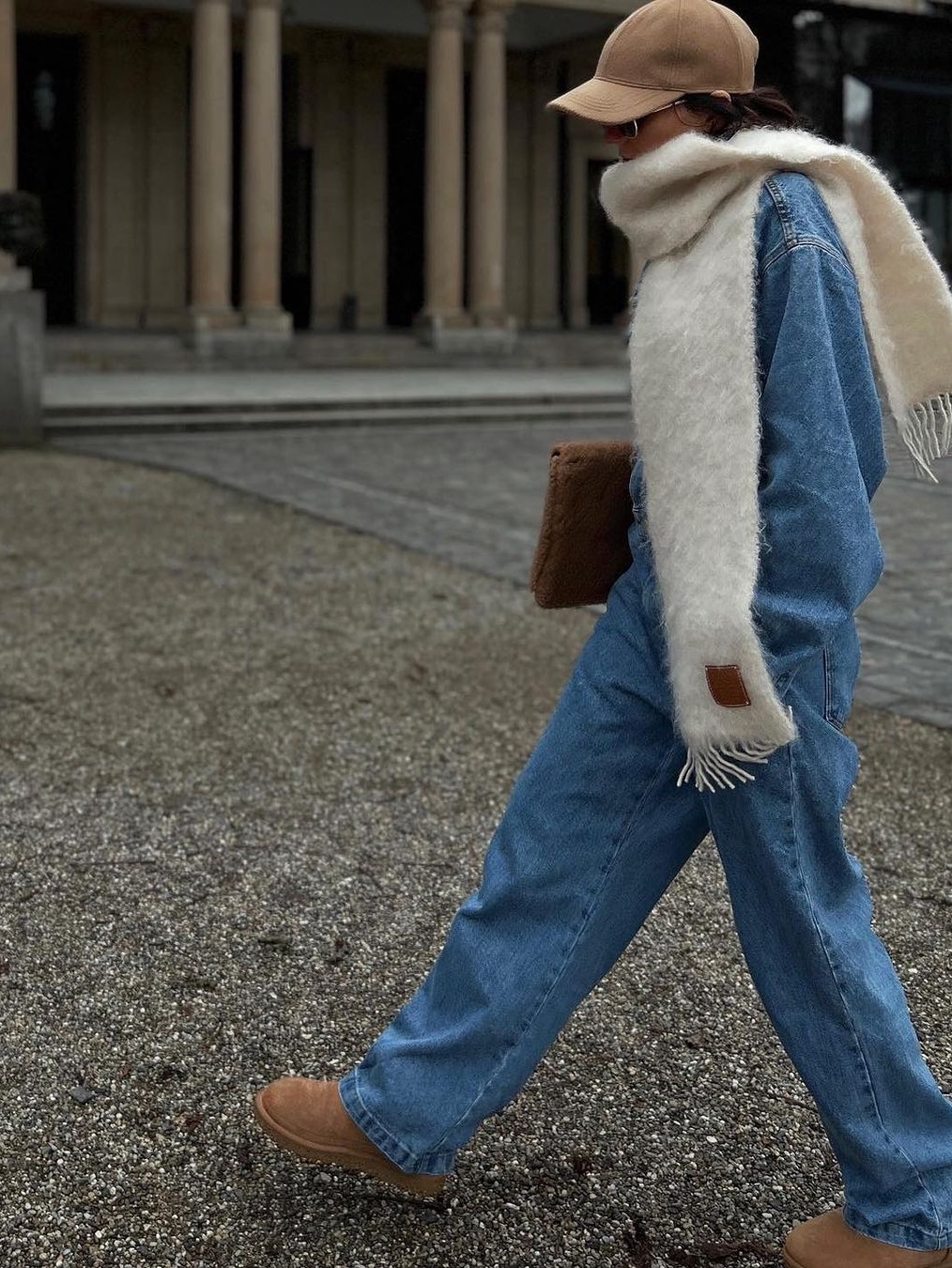 Loewe Wool and Mohair Muffler White 착용 스타일 - 5
