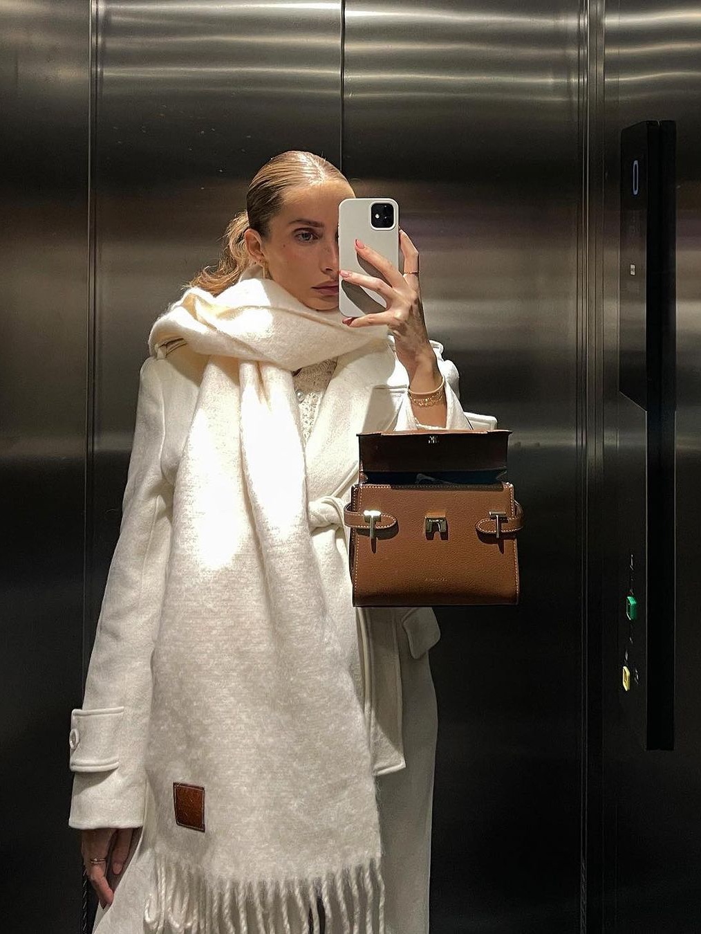Loewe Wool and Mohair Muffler White 착용 스타일 - 8