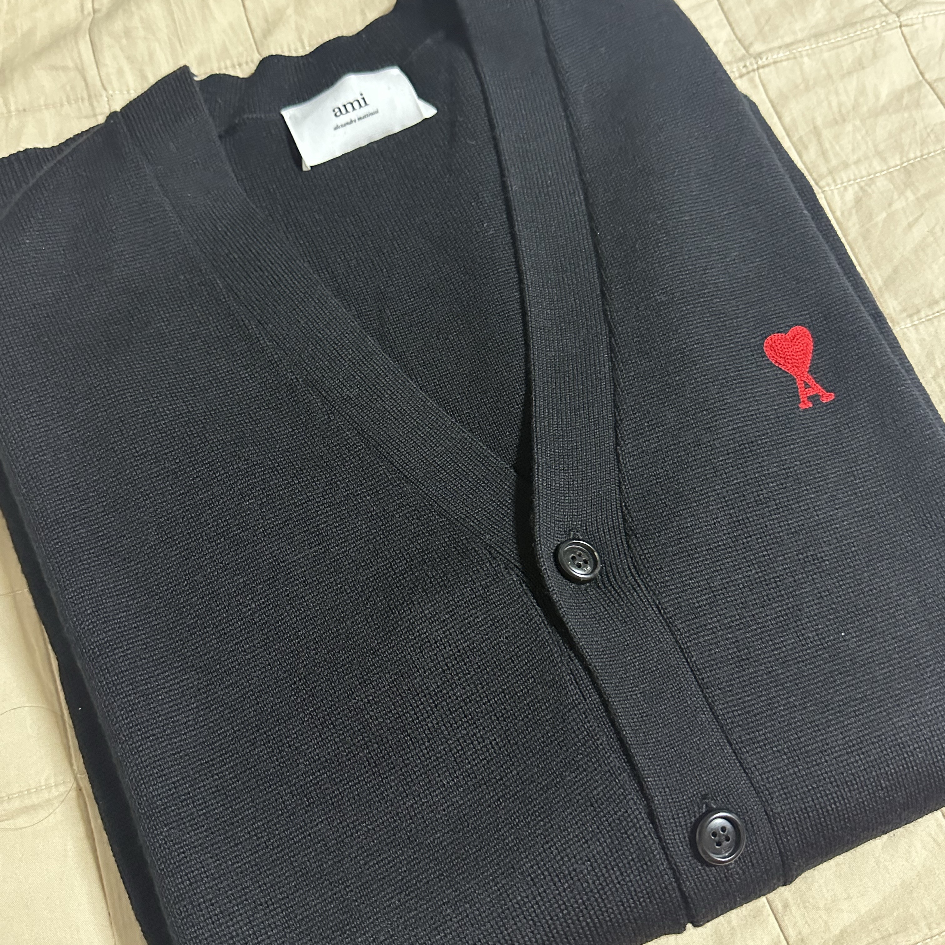 AMI de Coeur Wool Cardigan Black 착용 스타일