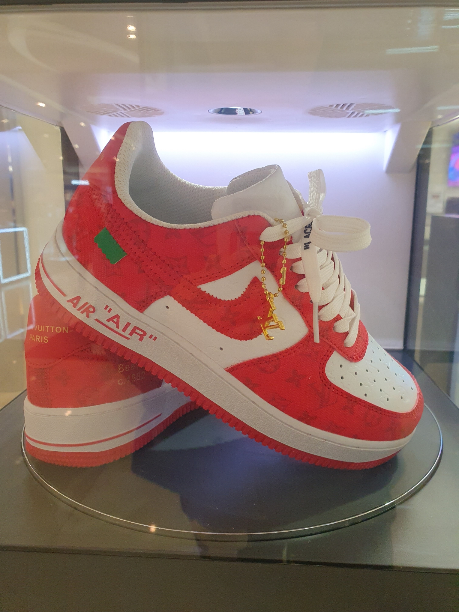 Louis Vuitton x Nike Air Force 1 Low by Virgil Abloh White Comet Red 착용 스타일 - 1