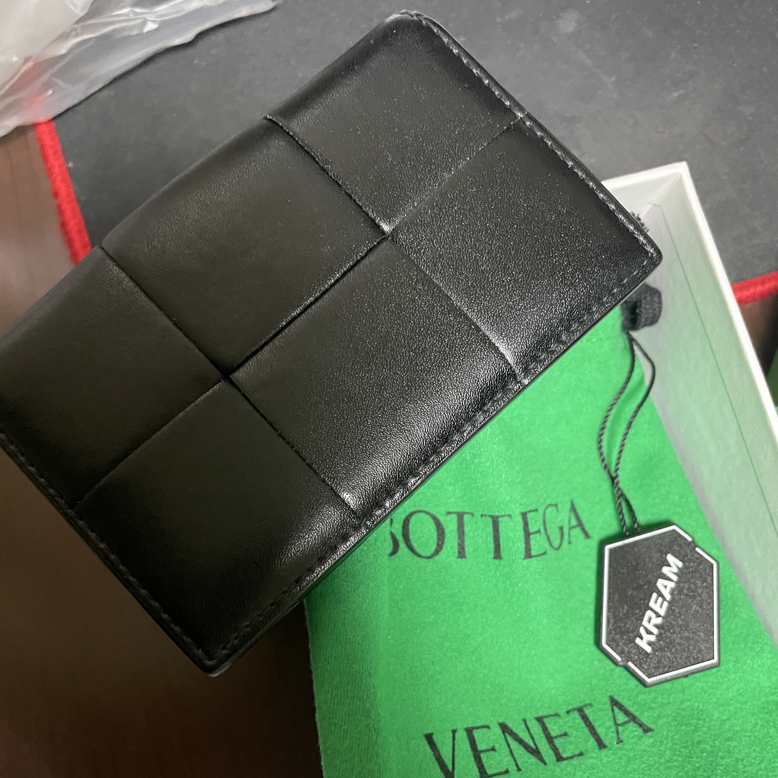 Bottega Veneta Flap Card Case Black 착용 스타일