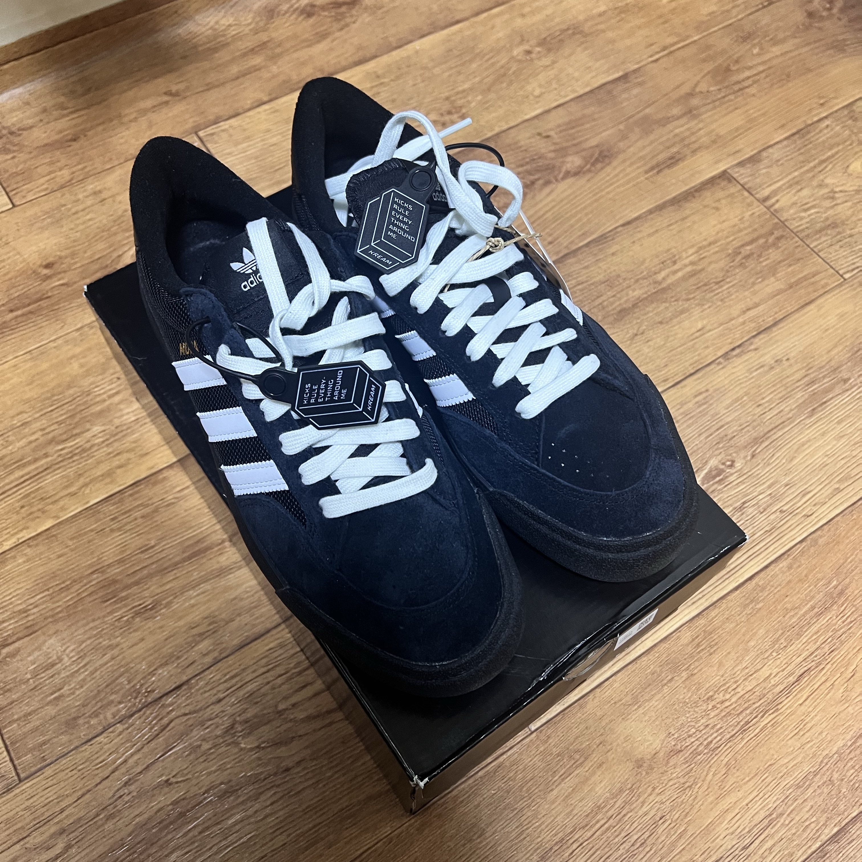 Adidas Nora Core Black Gold Metallic 착용 스타일 - 3