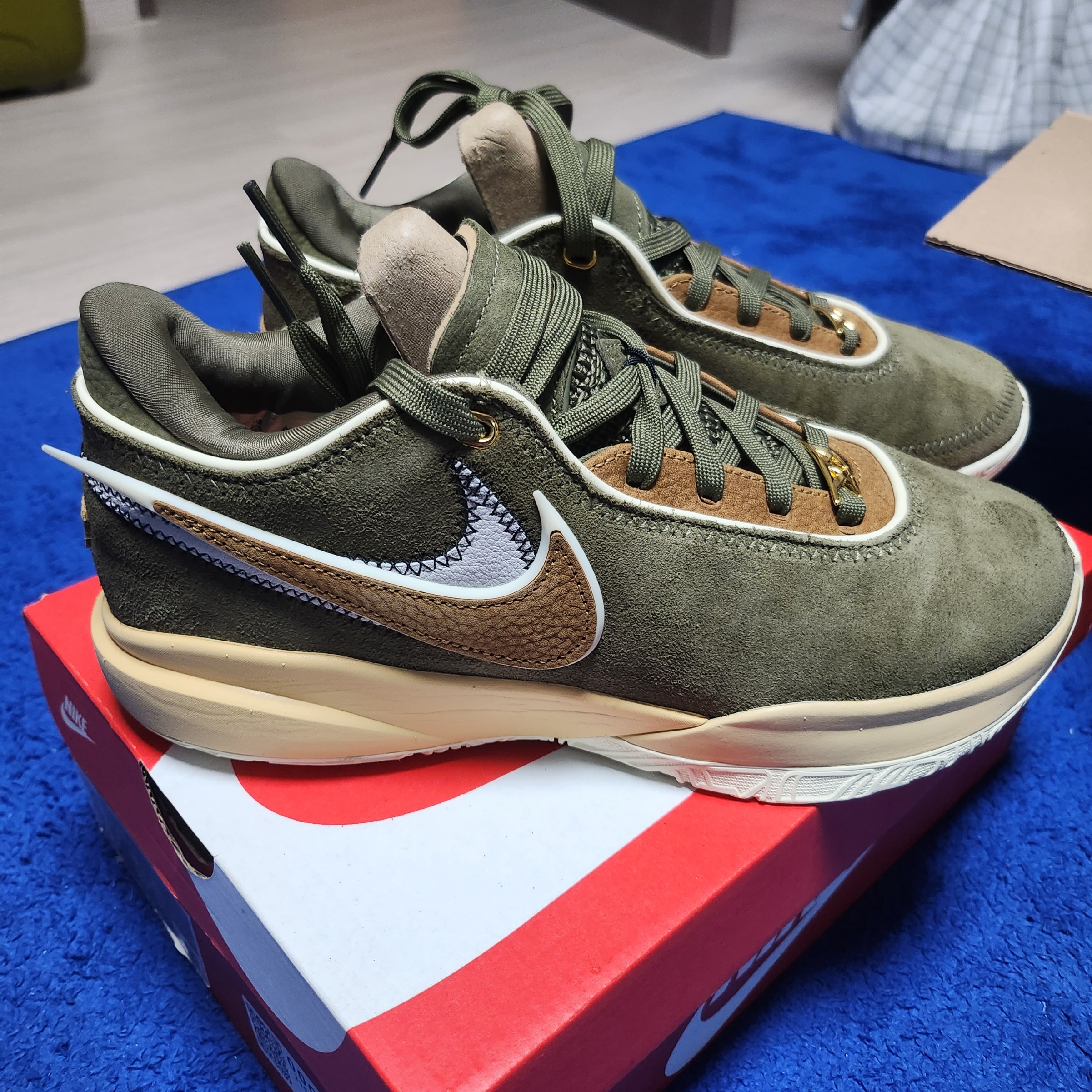 Nike LeBron XX Olive Green Beige 착용 스타일