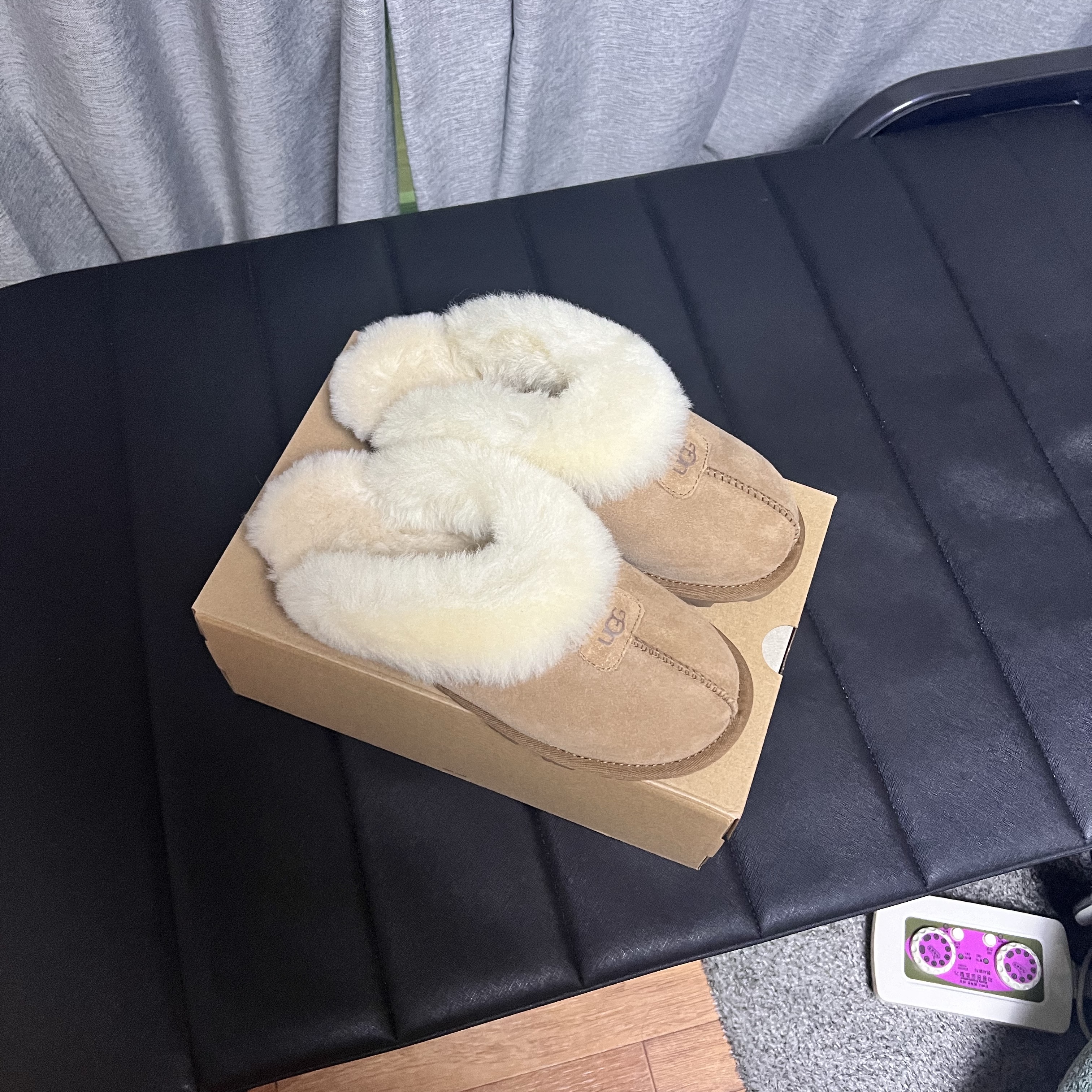 (W) UGG Coquette Slipper Chestnut 착용 스타일 - 3