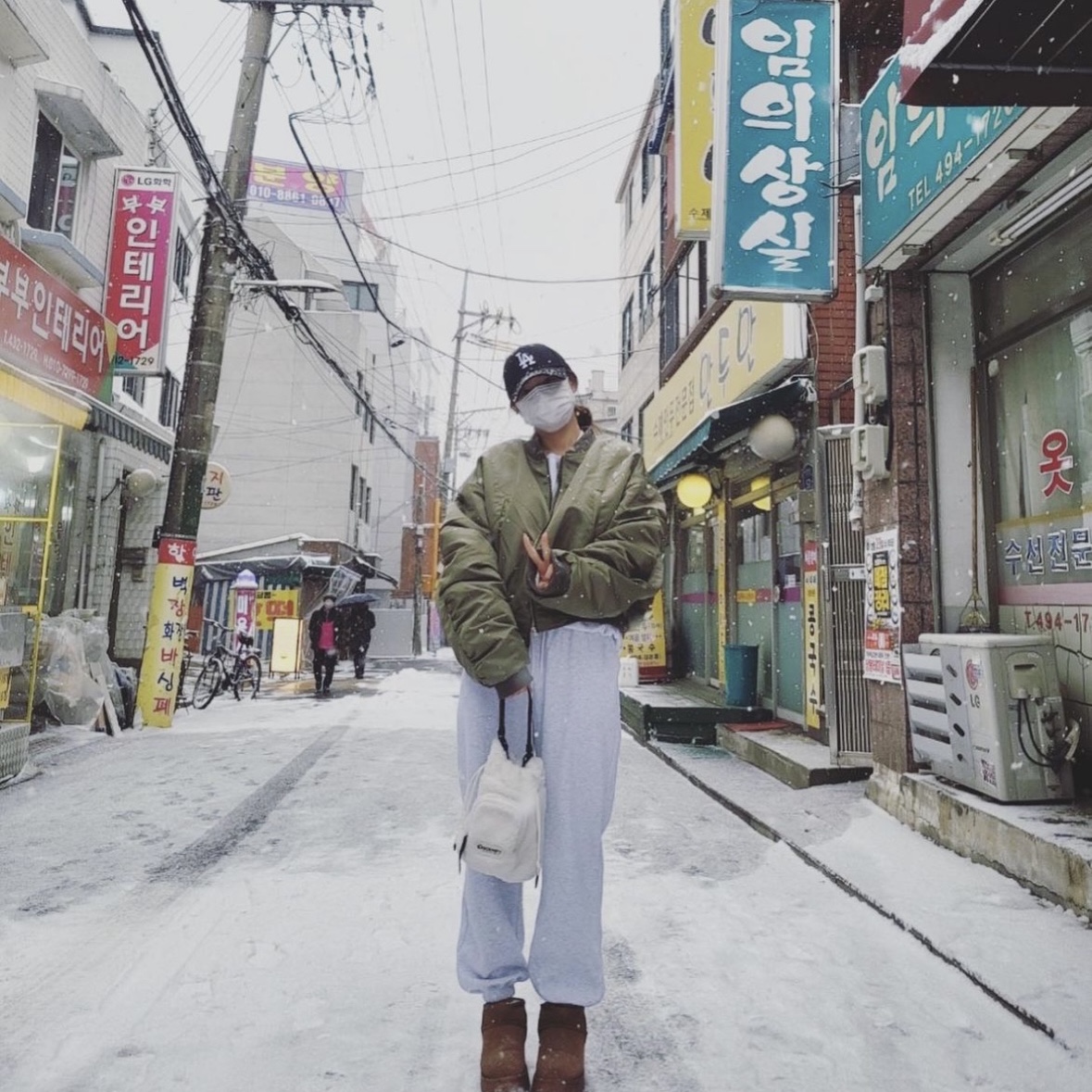 (W) UGG Classic Ultra Mini Platform Boots Chestnut 착용 스타일