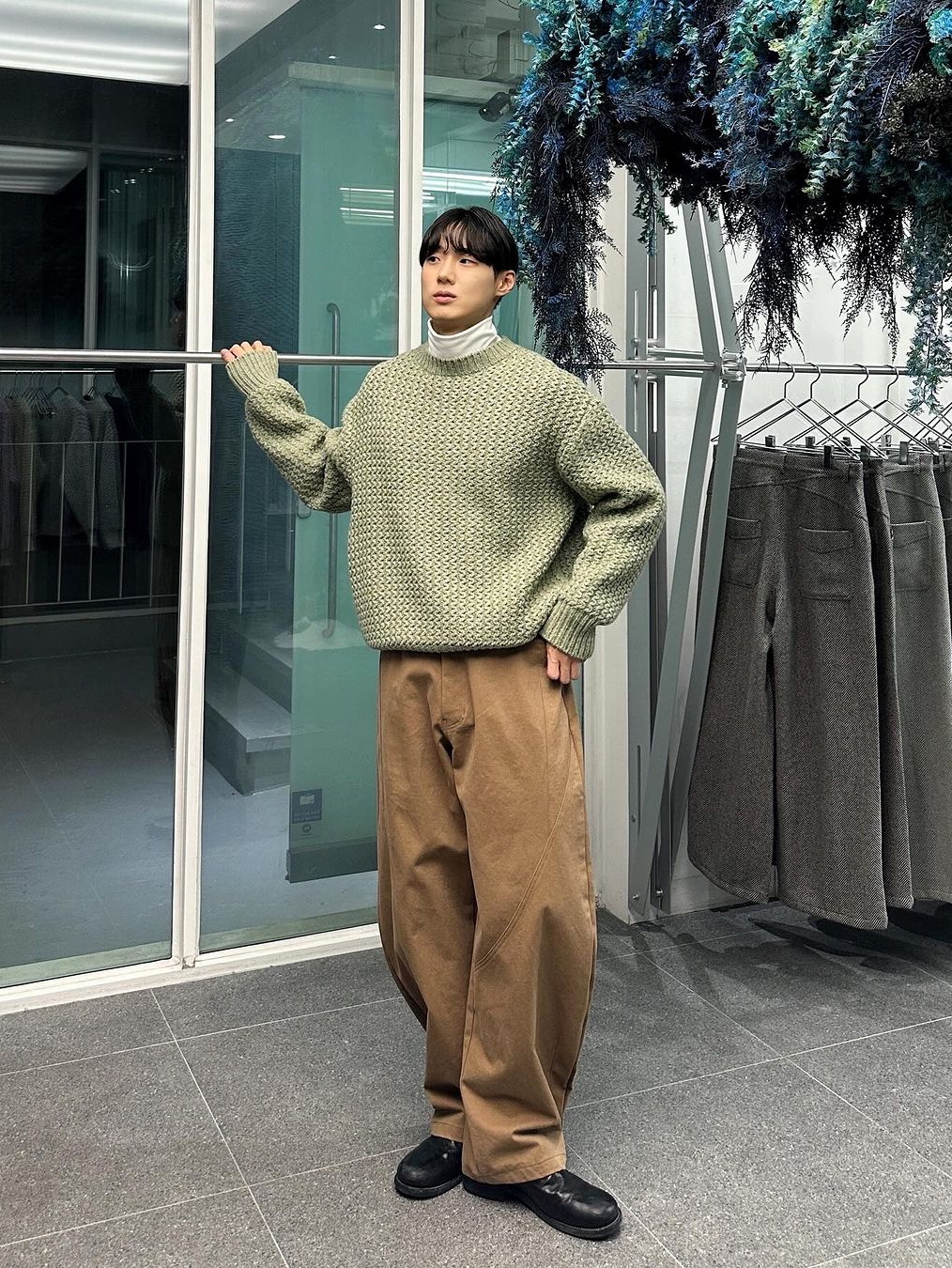 Waviness Oblique Curved Chino Pants Sand Camel 착용 스타일