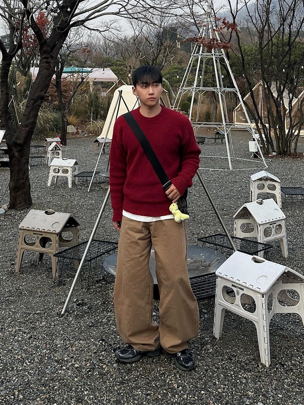 Waviness Oblique Curved Chino Pants Sand Camel 착용 스타일