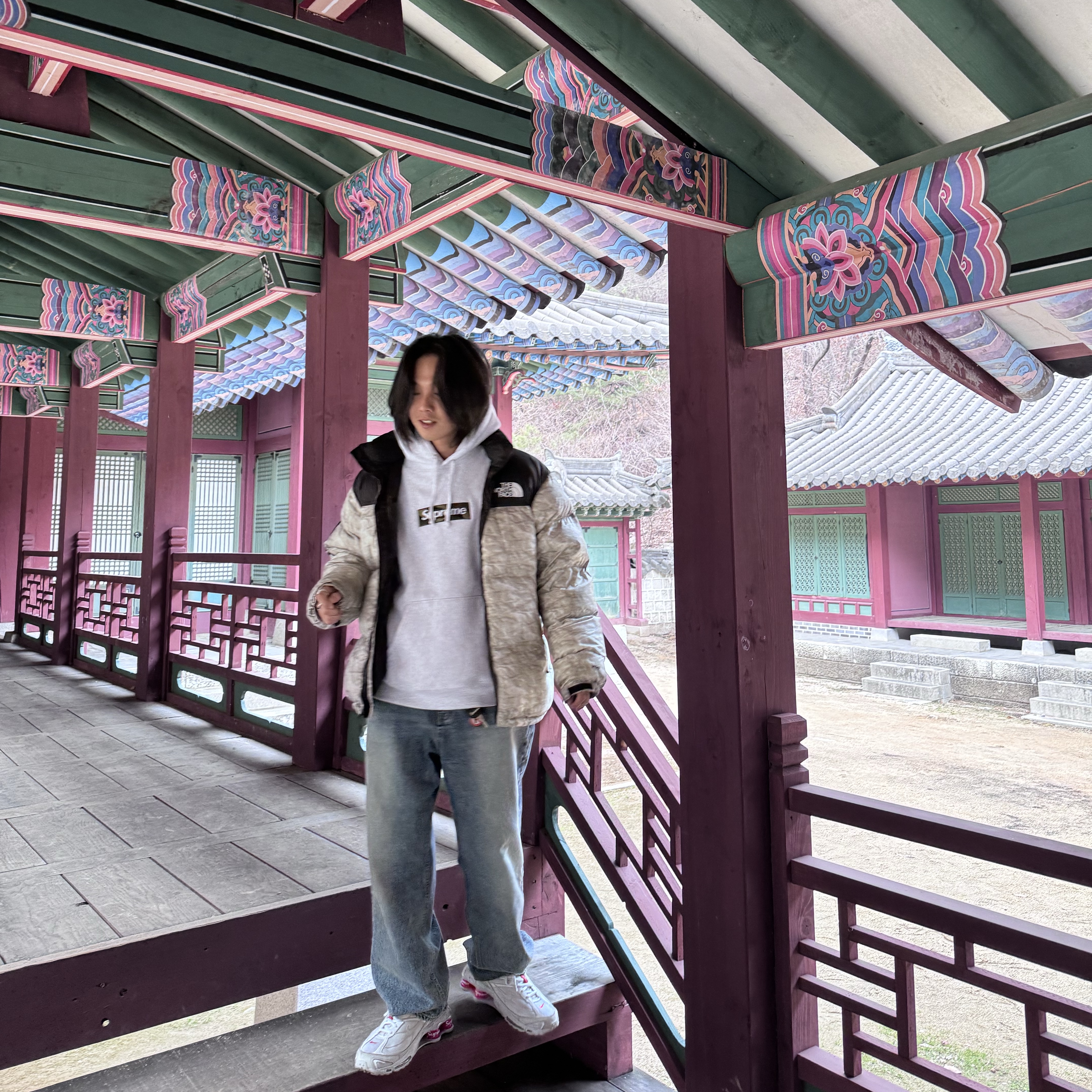 Supreme Box Logo Hooded Sweatshirt Ash Grey - 23FW, Supreme x The North Face Paper Print Nuptse Jacket - 19FW 착용 스타일 - 1