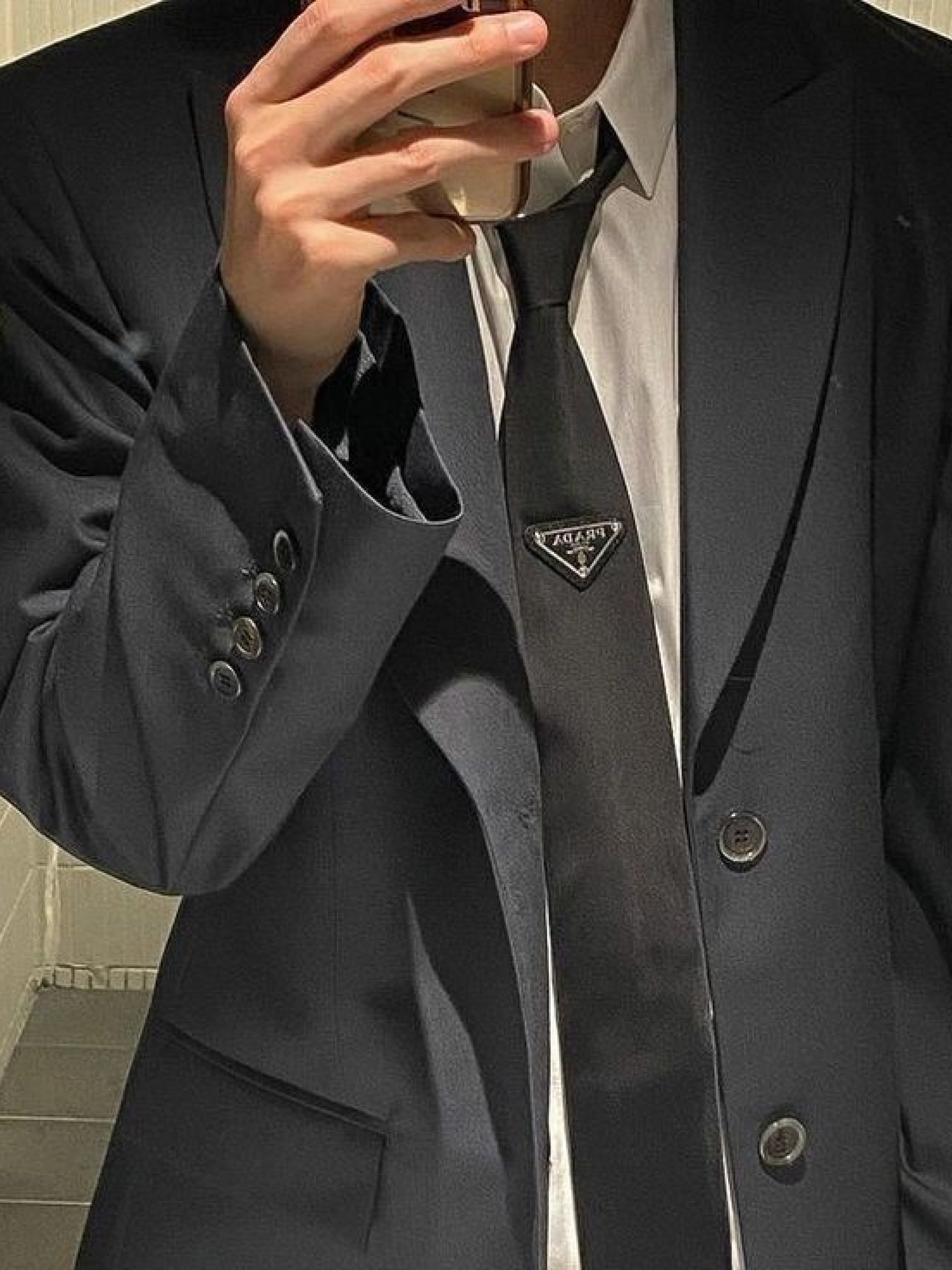 Prada Re-Nylon Gabardine Tie Black 착용 스타일 - 3