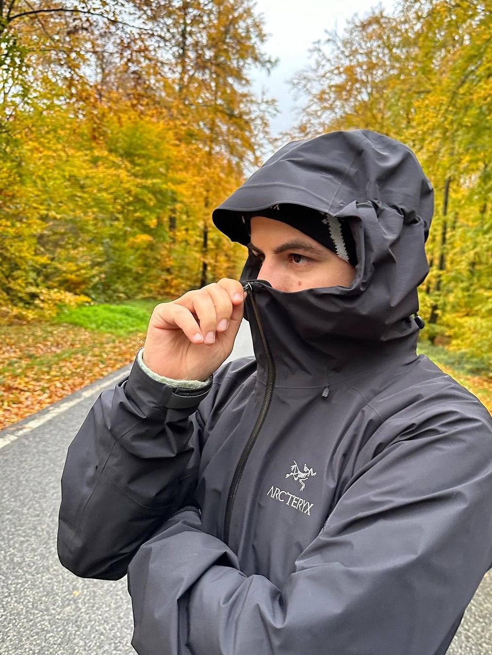 Arc'teryx Atom LT Hoody Black, Stussy Wave Dye Beach Shell Jacket Coffee 착용 스타일 - 6