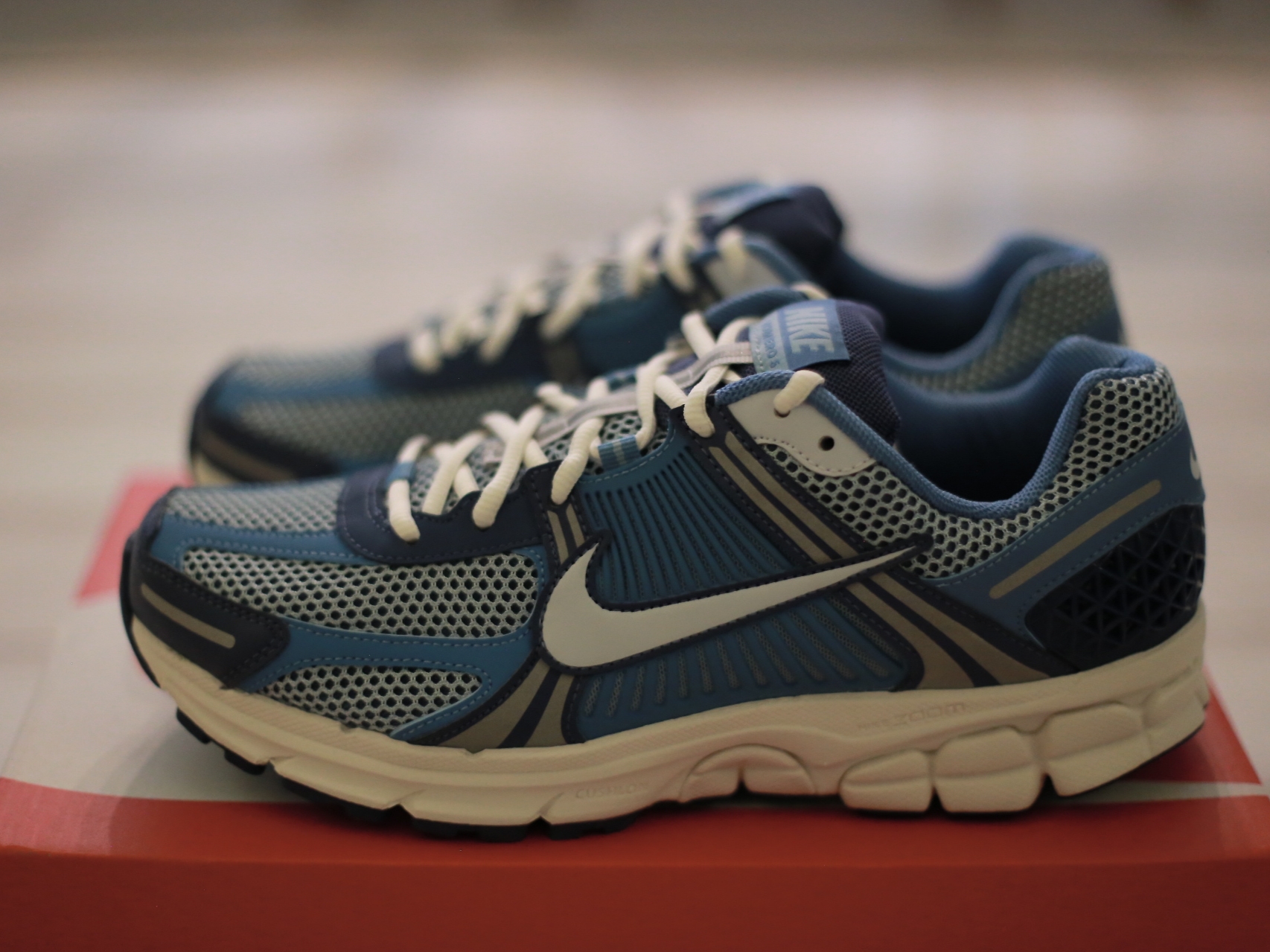 Nike Zoom Vomero 5 Mystic Navy and Worn Blue 착용 스타일 - 1