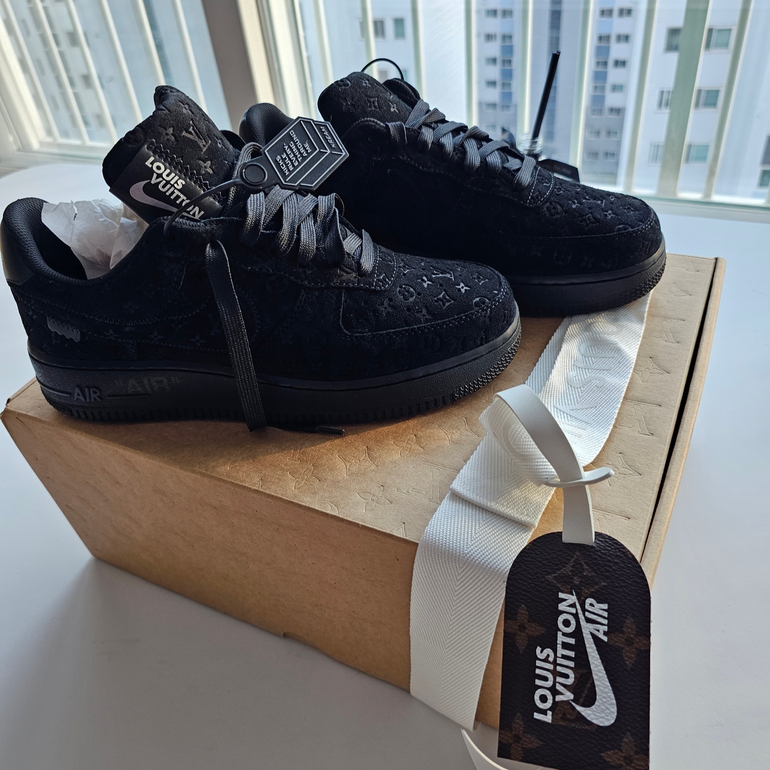 Louis Vuitton x Nike Air Force 1 Low by Virgil Abloh Black 착용 스타일 - 2
