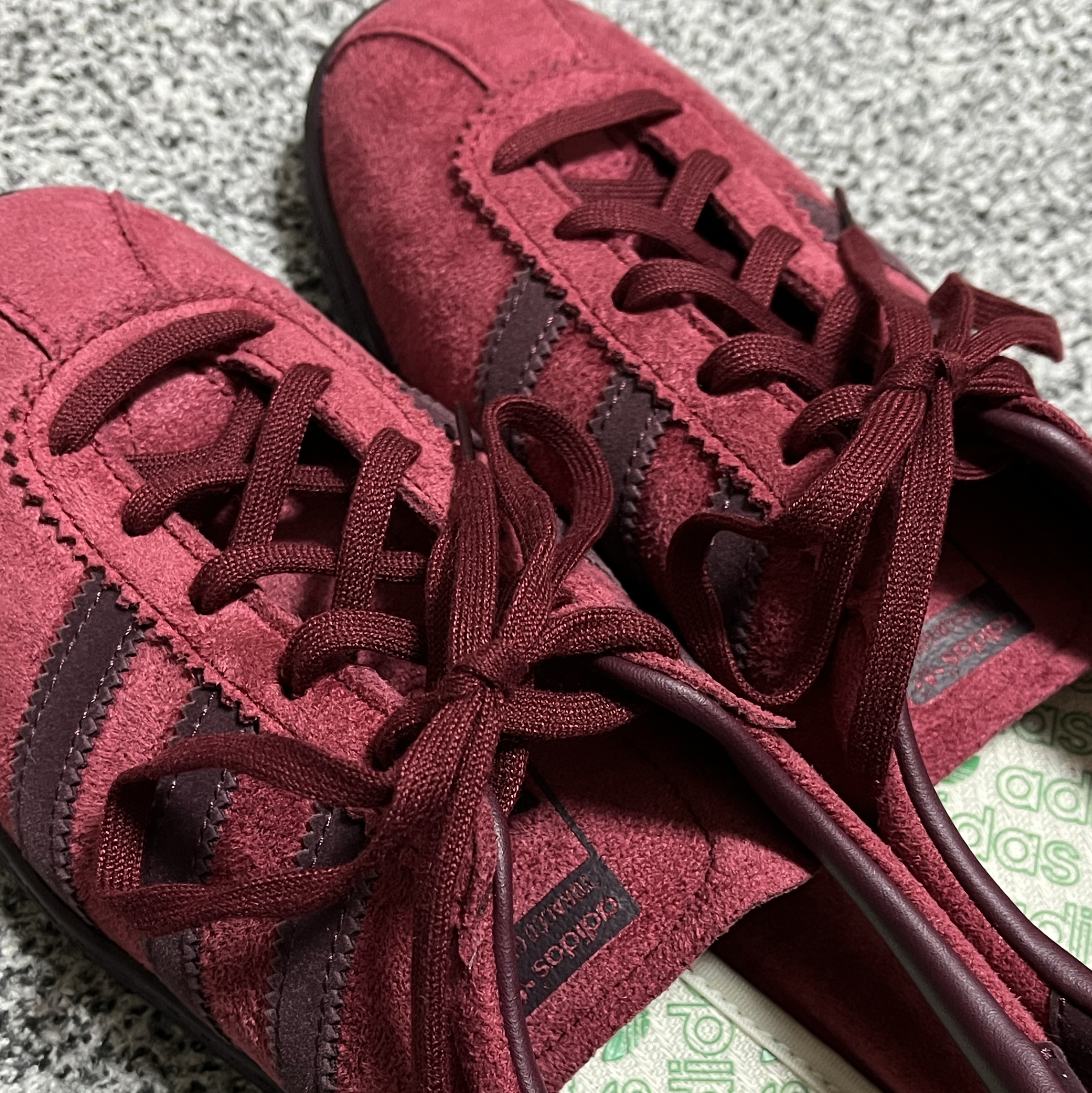 Adidas Tobacco Gruen Collegiate Burgundy 착용 스타일 - 1