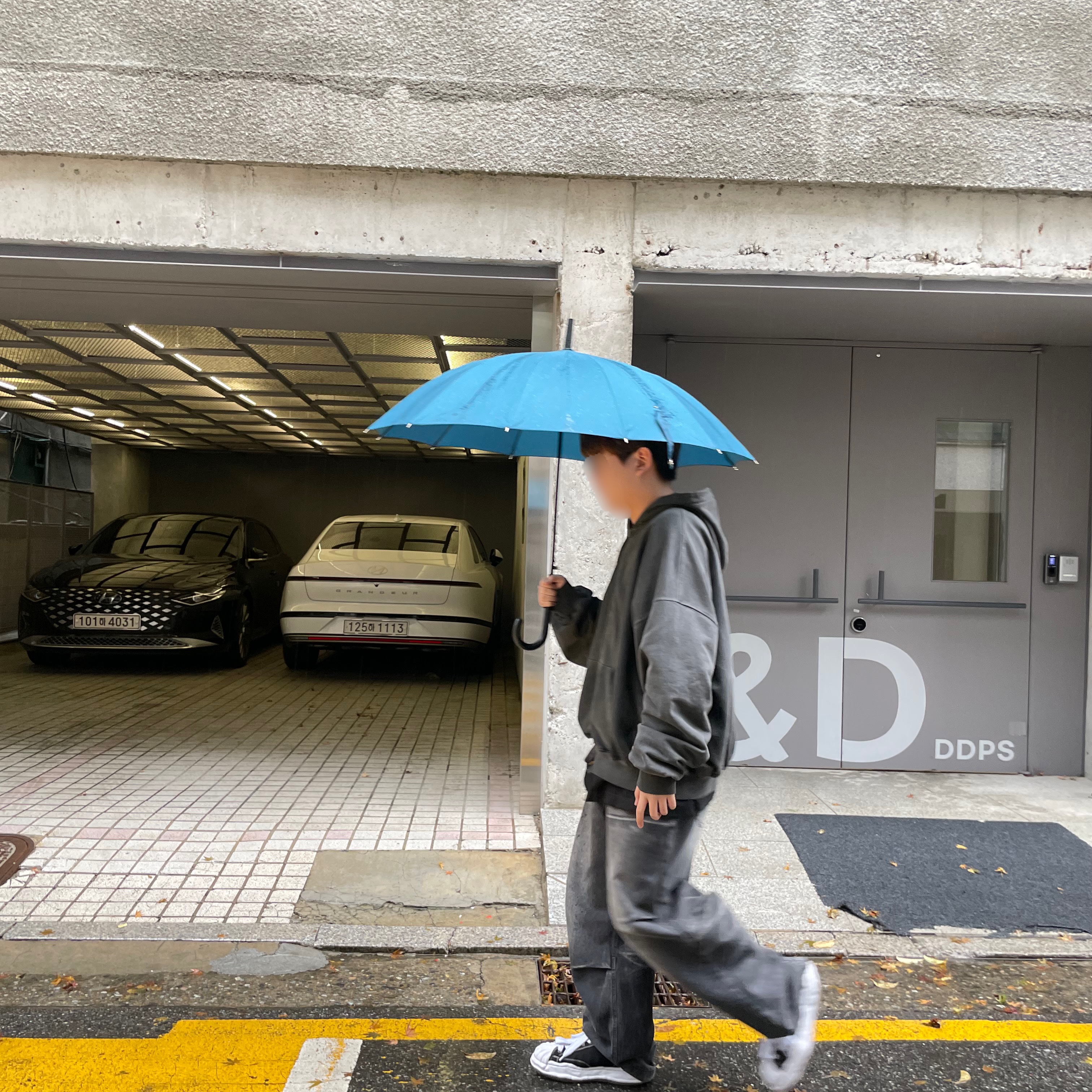 Maison Mihara Yasuhiro Blakey OG Sole Canvas Low-top Sneakers Black White, Undermycar Mu.11 Anti Fxxking Logo Play Oversized Pigment Hood Zip-up Gray 착용 스타일 - 1