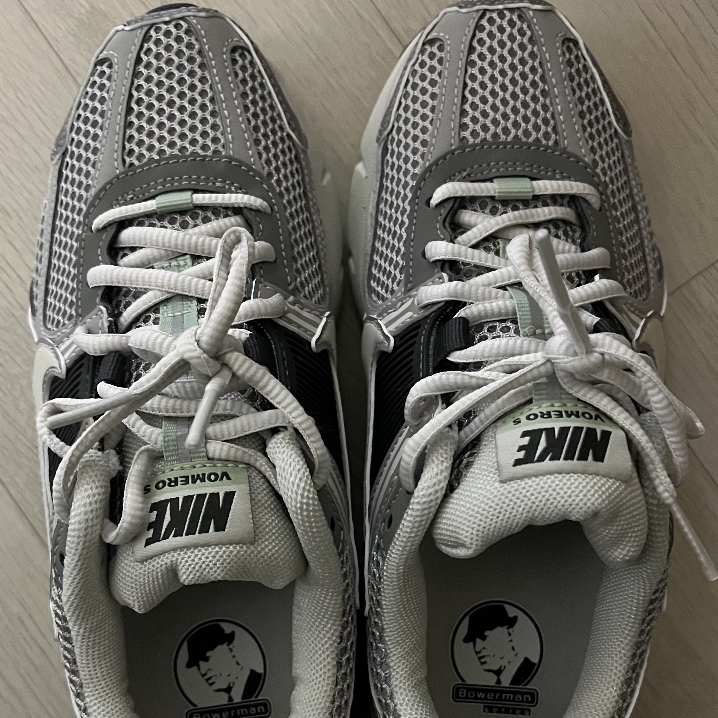 (W) Nike Zoom Vomero 5 Cobblestone and Flat Pewter 착용 스타일