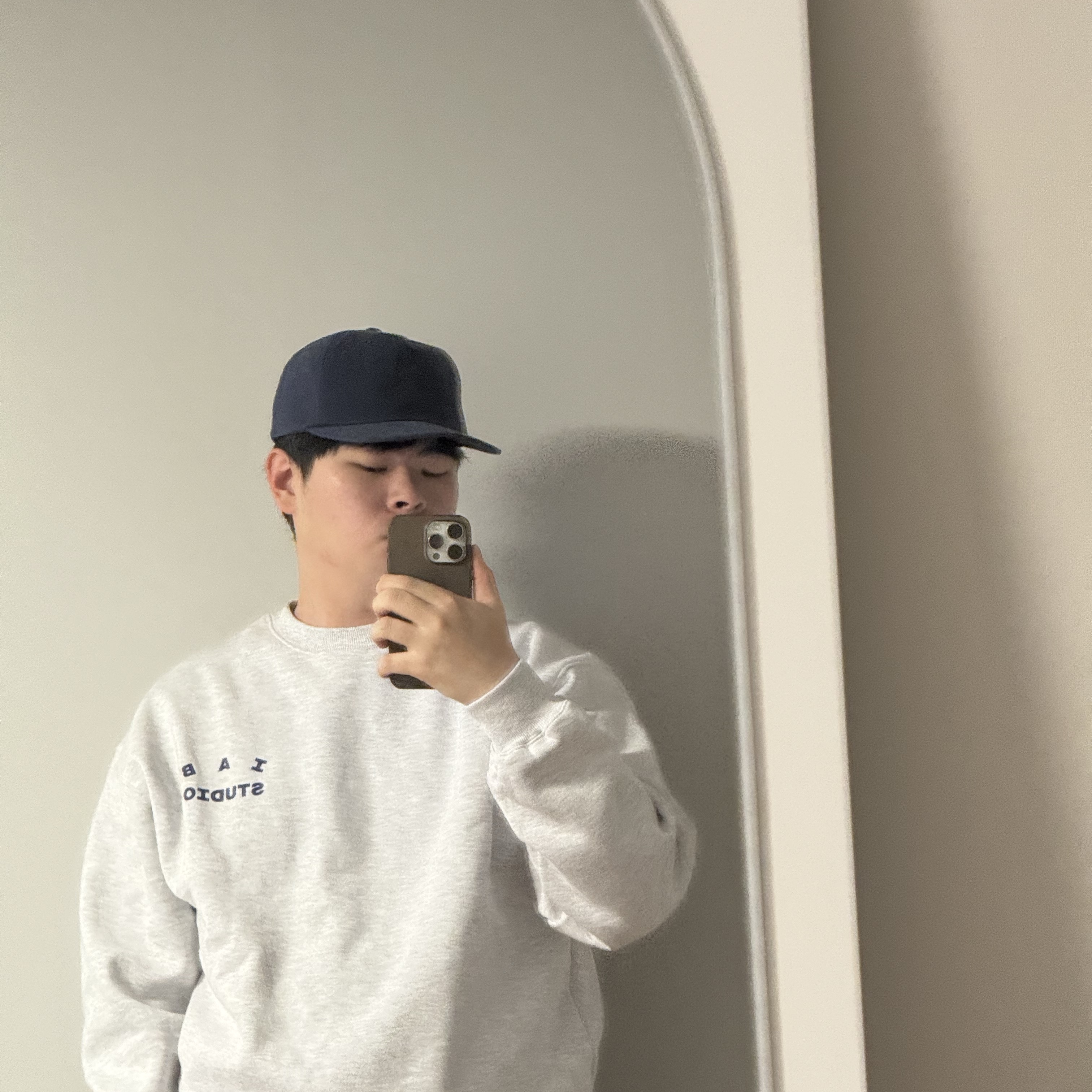 IAB Studio 5-Panel Cap Navy, IAB Studio Sweatshirt Light Gray - 23FW 착용 스타일