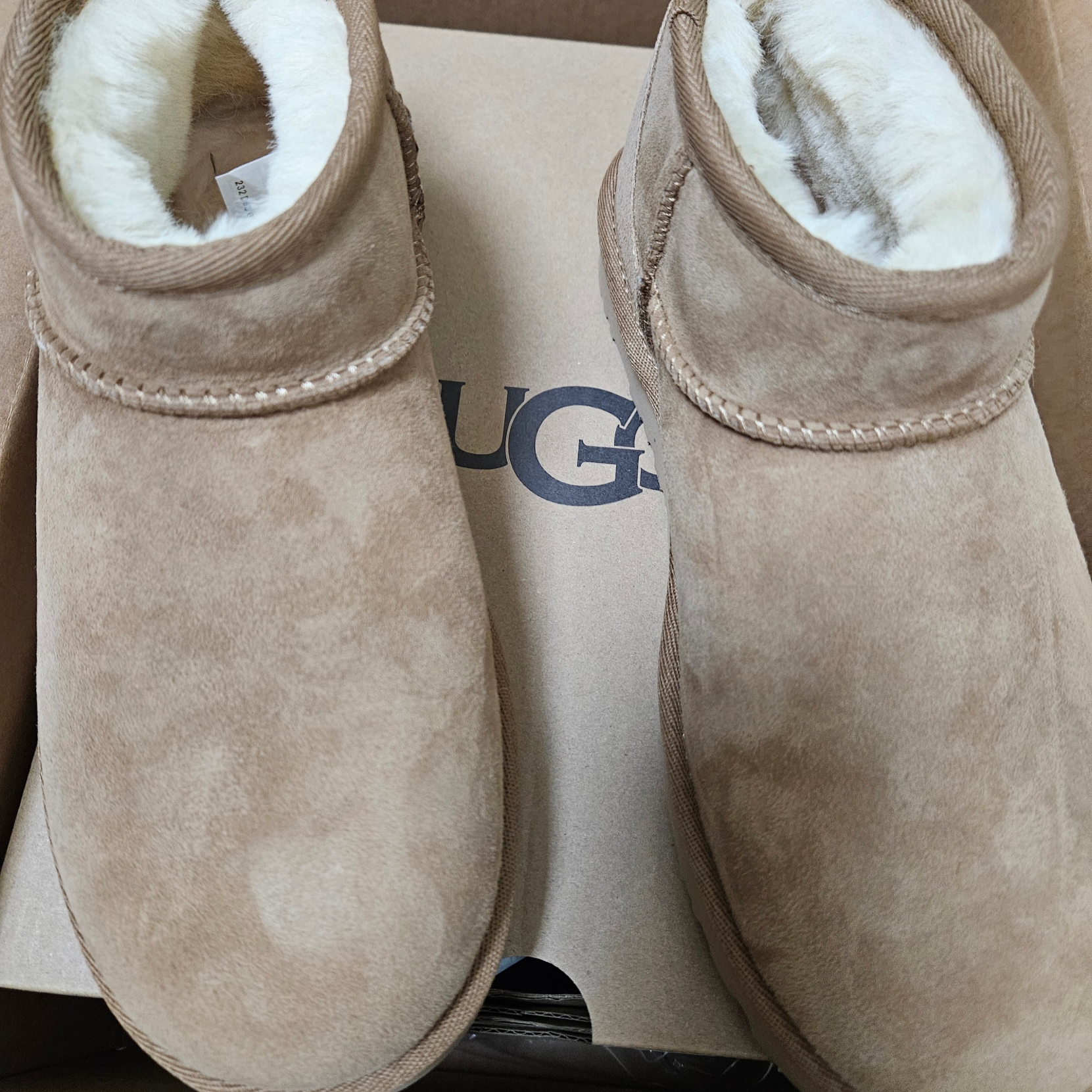 (W) UGG Classic Ultra Mini Boots Chestnut 착용 스타일 - 1