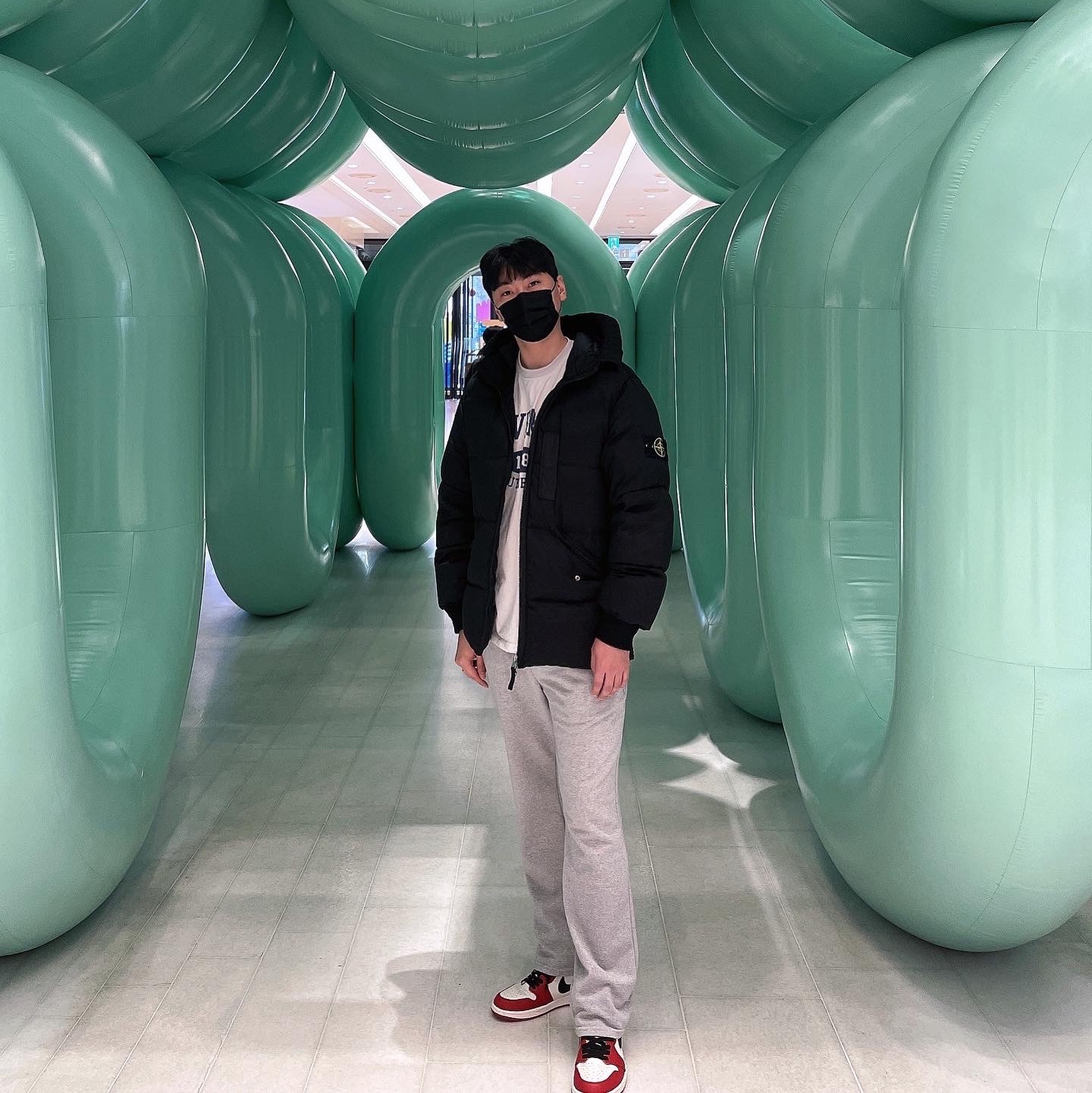Jordan 1 Retro High OG Chicago 2022, Stone Island 43619 Nylon Metal Econyl Regenerated Nylon Down Jacket Black - 22FW 착용 스타일