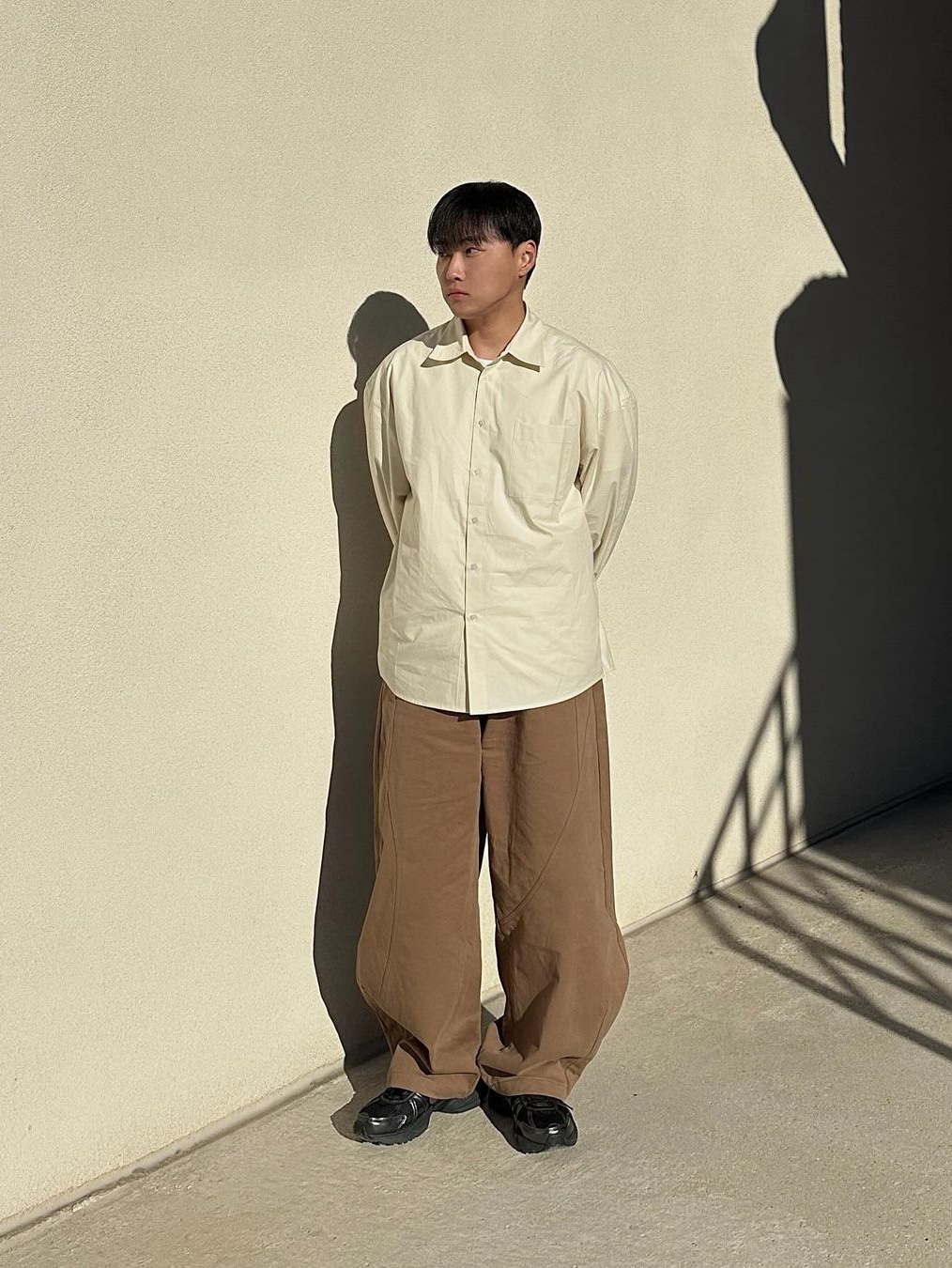 Waviness Oblique Curved Chino Pants Sand Camel 착용 스타일