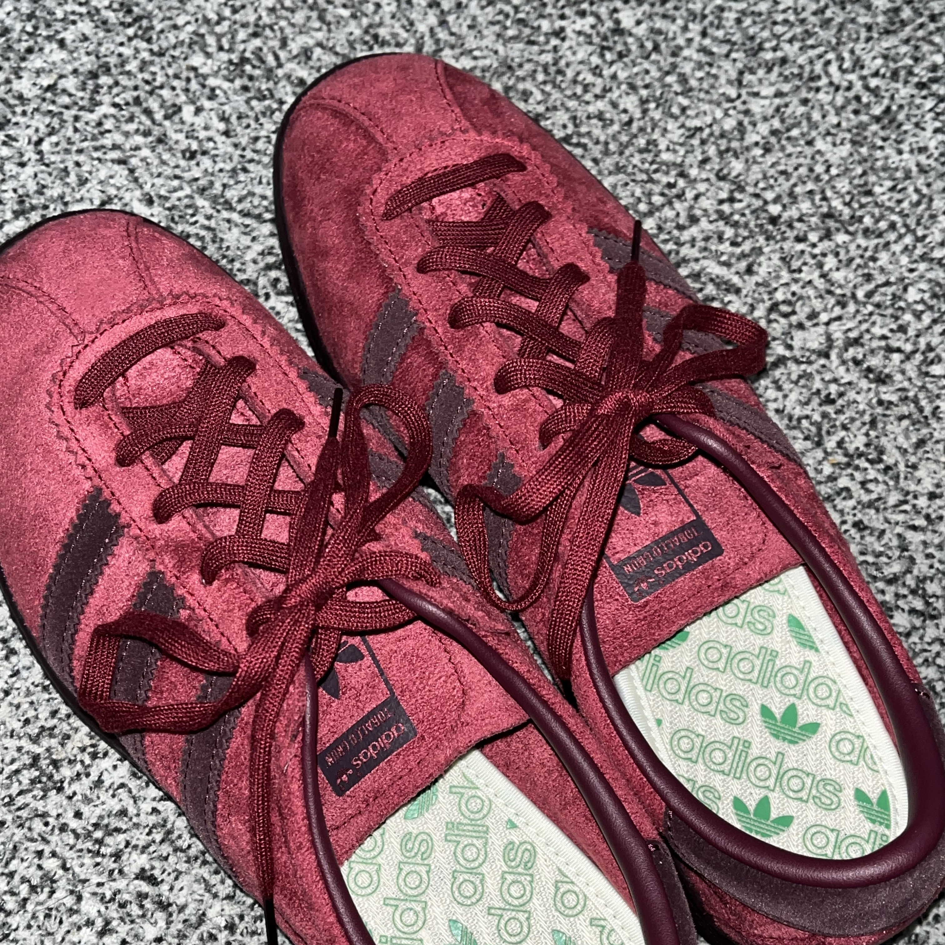 Adidas Tobacco Gruen Collegiate Burgundy 착용 스타일 - 3